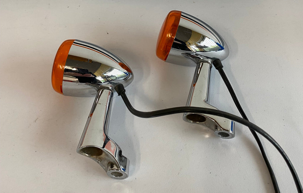Harley Davidson Front Turn Signal Set OEM REF: 68975-00