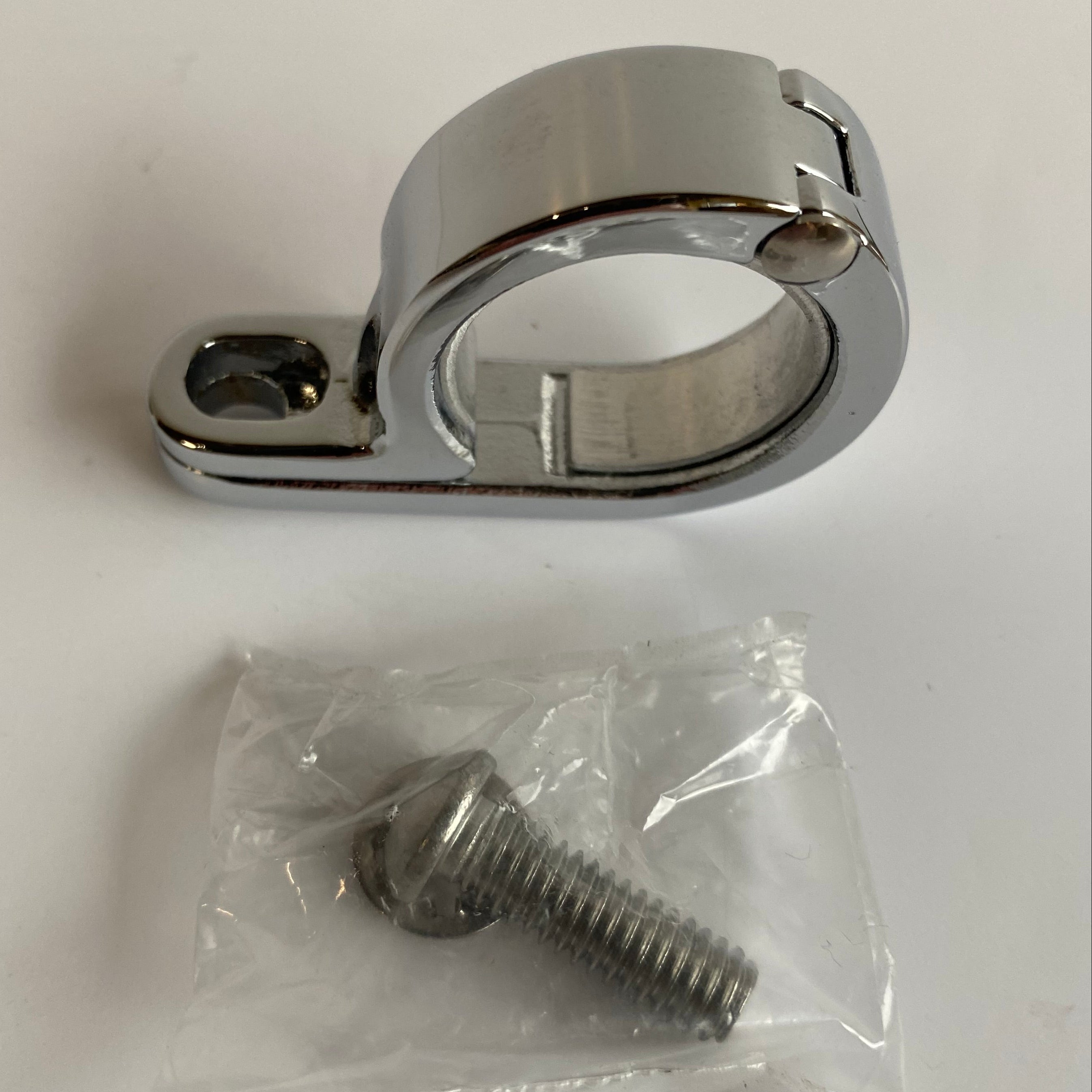 Support du clignotant avant Kuryakyn Harley Davidson REF 4024