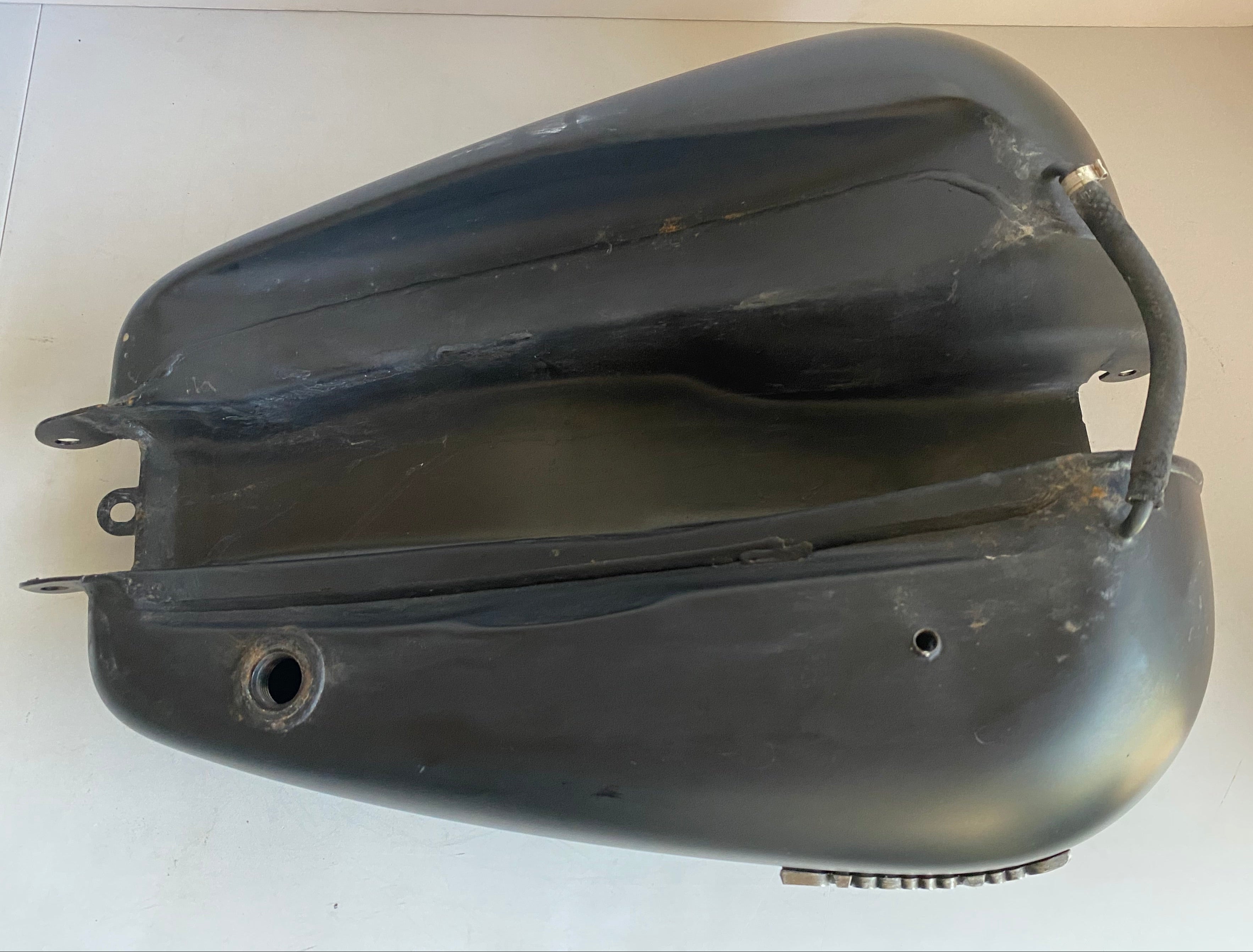 Réservoir à carburant essence Dyna noir mat Harley Davidson REF OEM 61000172BYM