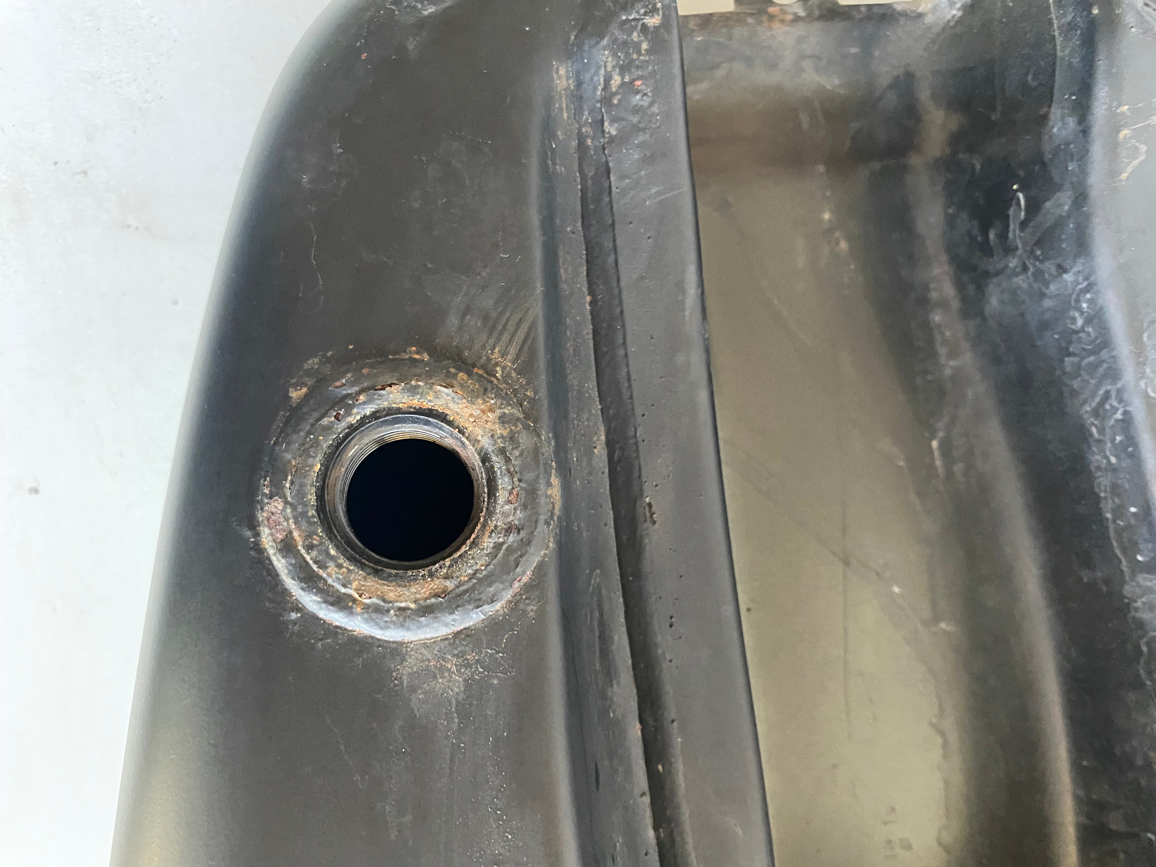 Réservoir à carburant essence Dyna noir mat Harley Davidson REF OEM 61000172BYM