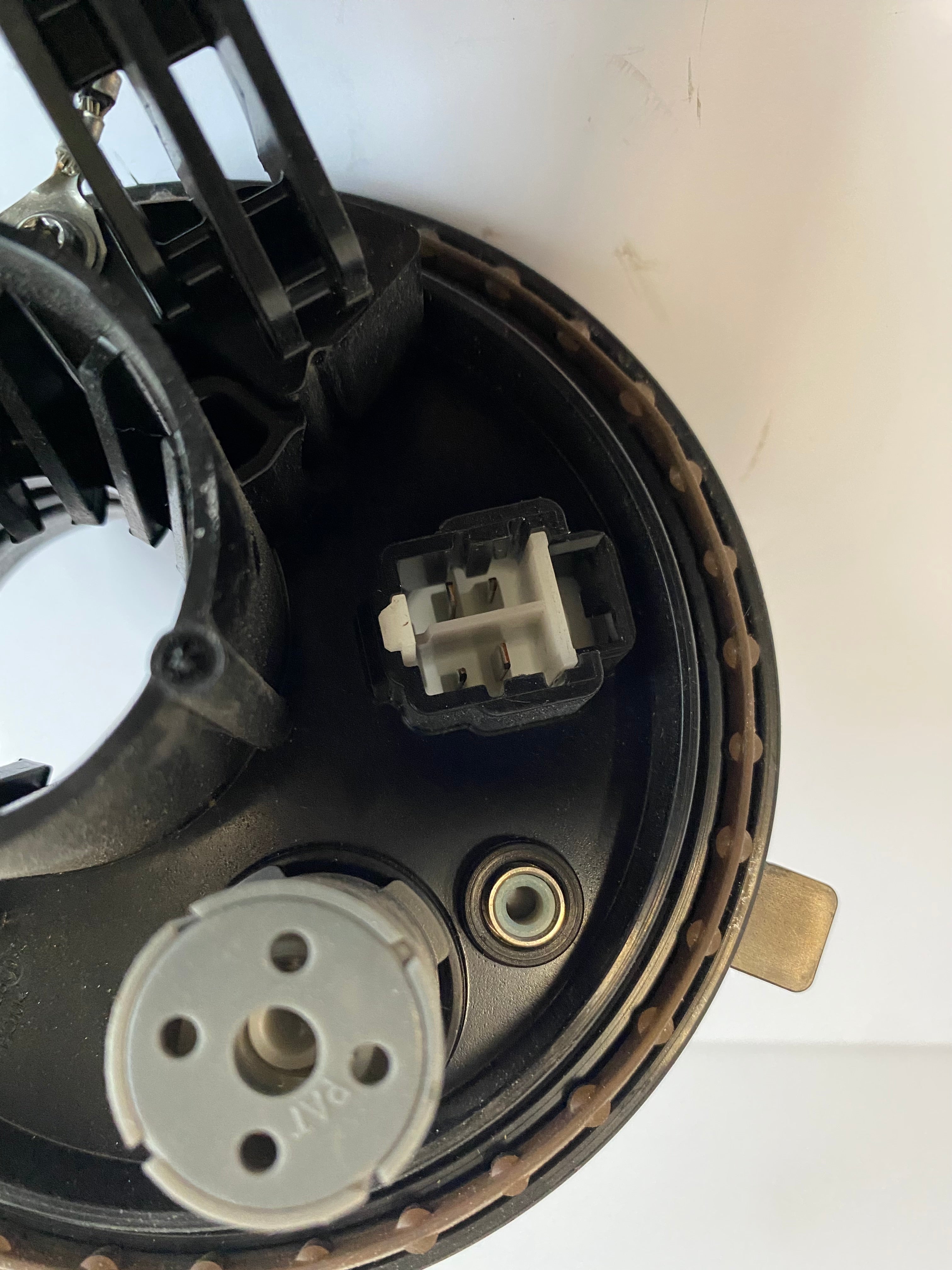 Trappe pompe +support filtre a carburant Touring Harley Davidson REF OEM 75069-08D