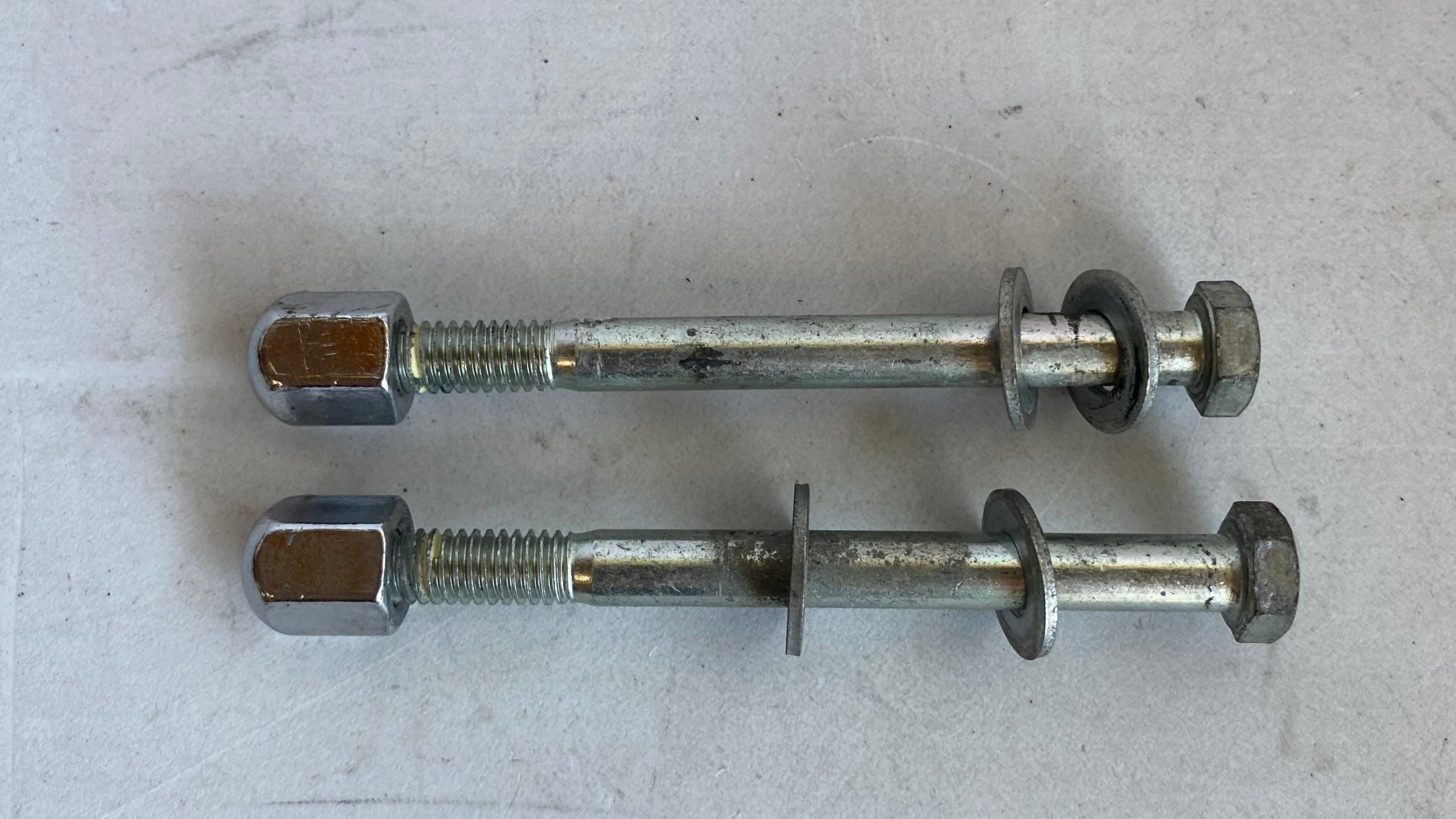 Jeu de 2 vis + écrous de réservoir Harley Davidson REF OEM 3112A & 7481