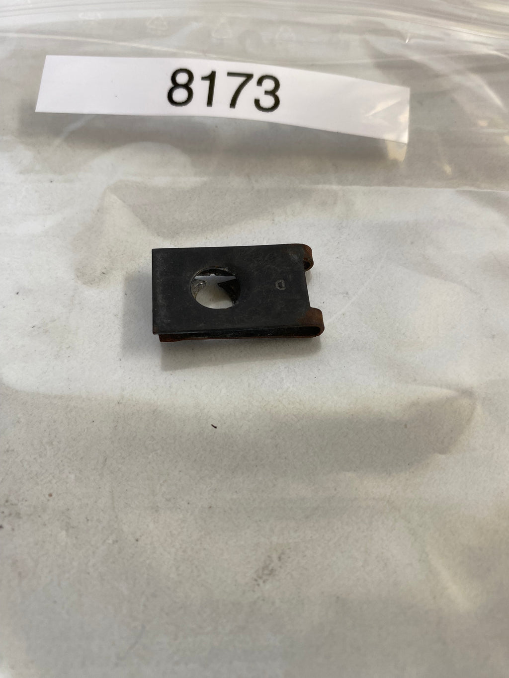 Ecrou clip console réservoir carburant Harley Davidson REF OEM 8173