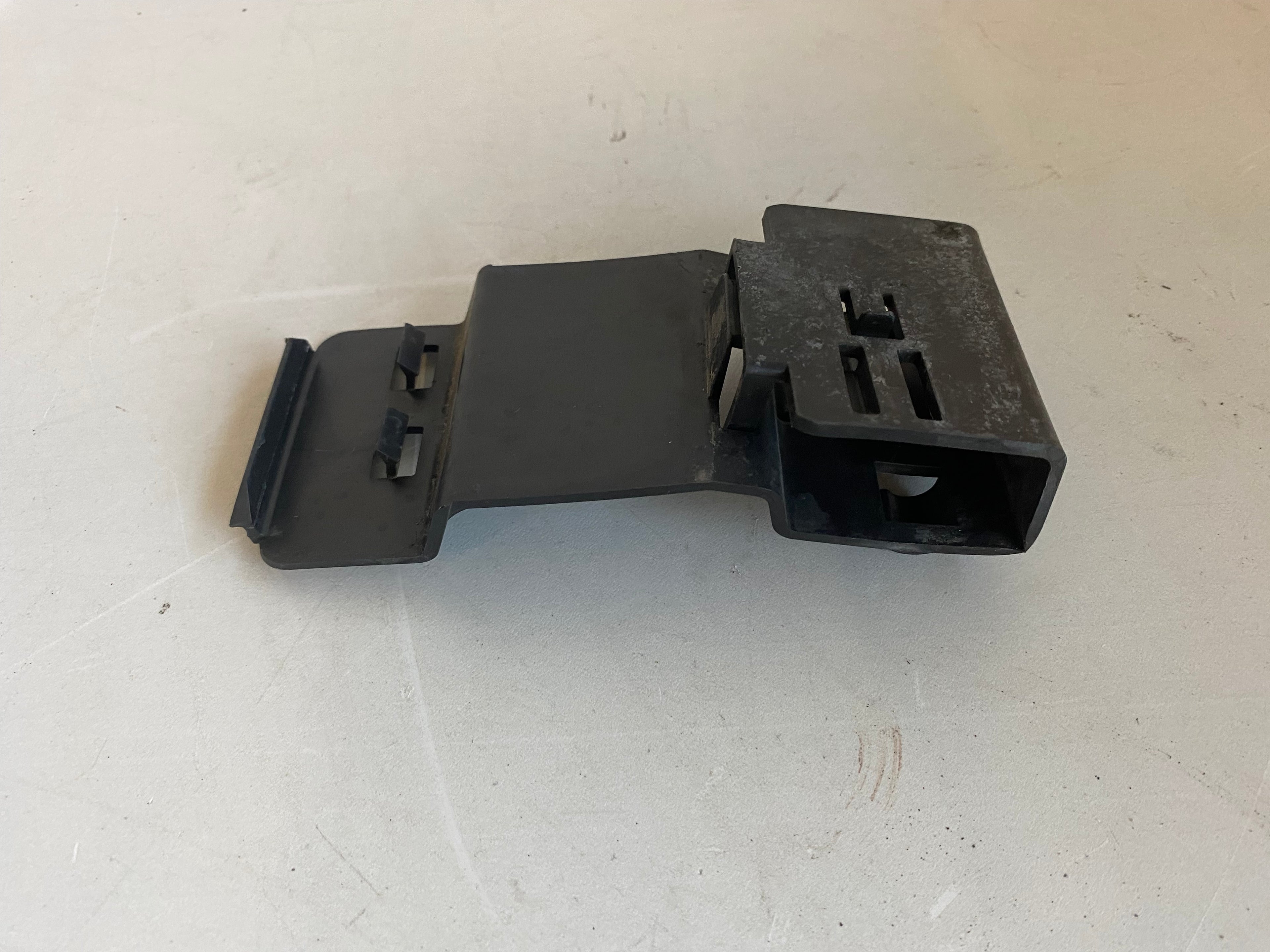 Support prises faisceau électrique cadre Dyna Harley Davidson REF OEM 70464-12