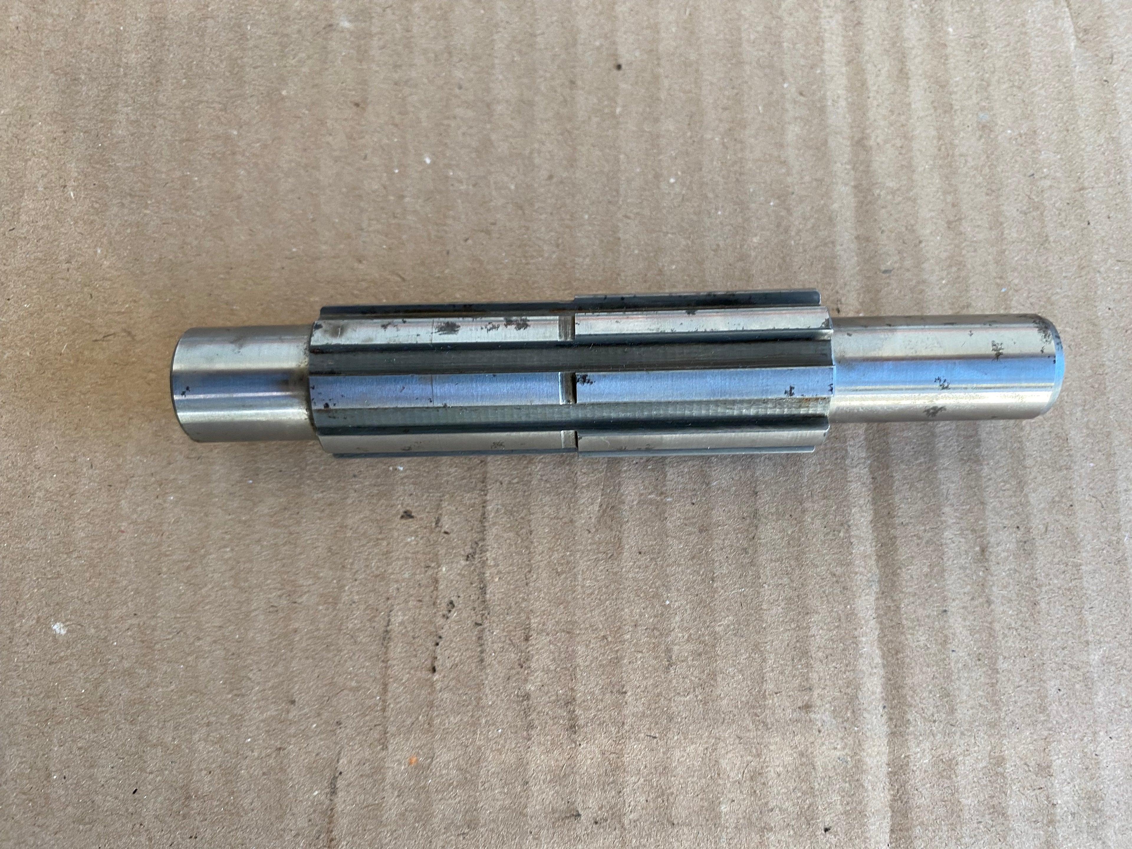 Harley Davidson 4-speed gearbox secondary shaft REF OEM: 35613-84B