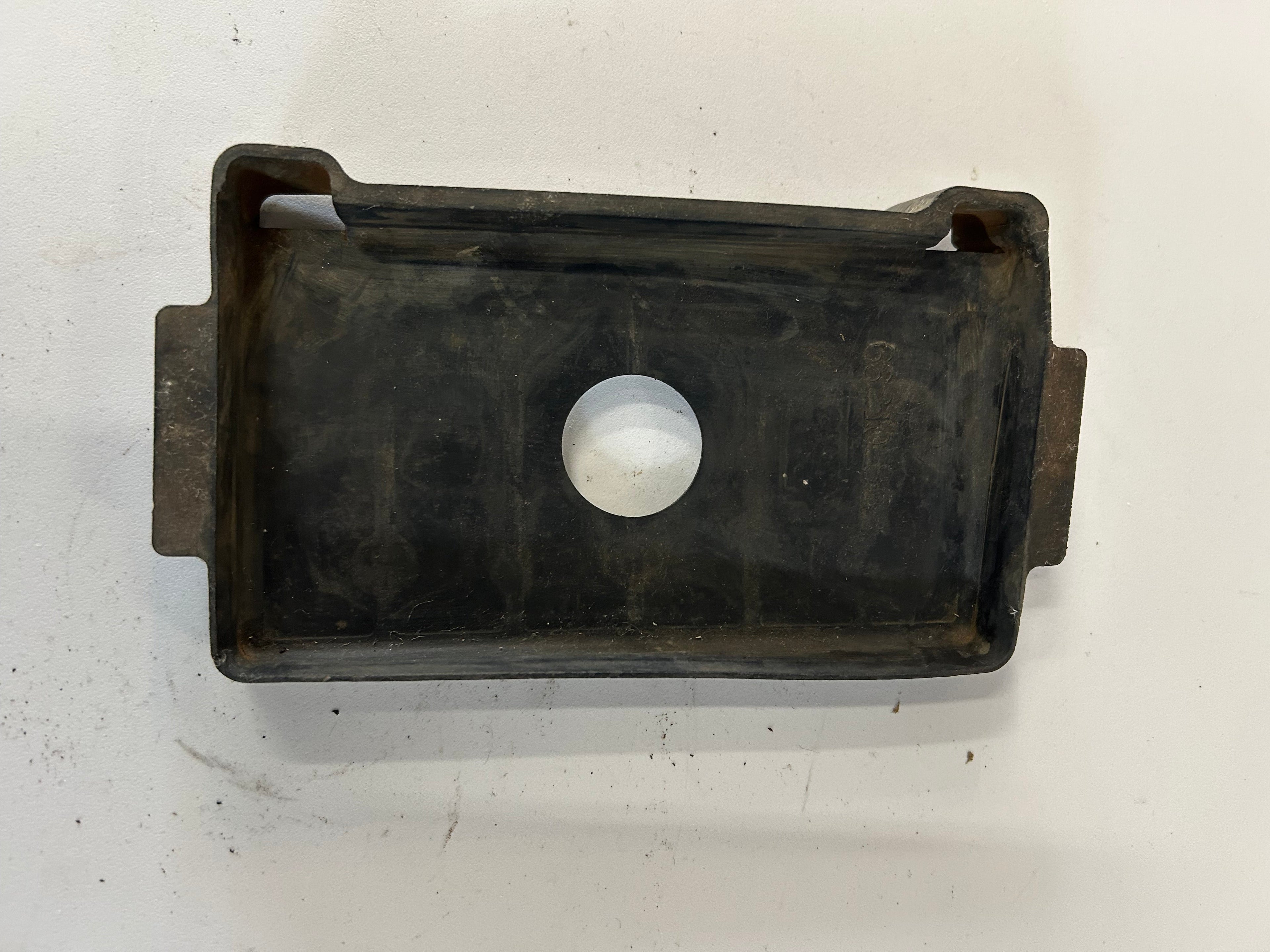 Tapis socle caoutchouc batterie Harley Davidson REF OEM : 66210-85B