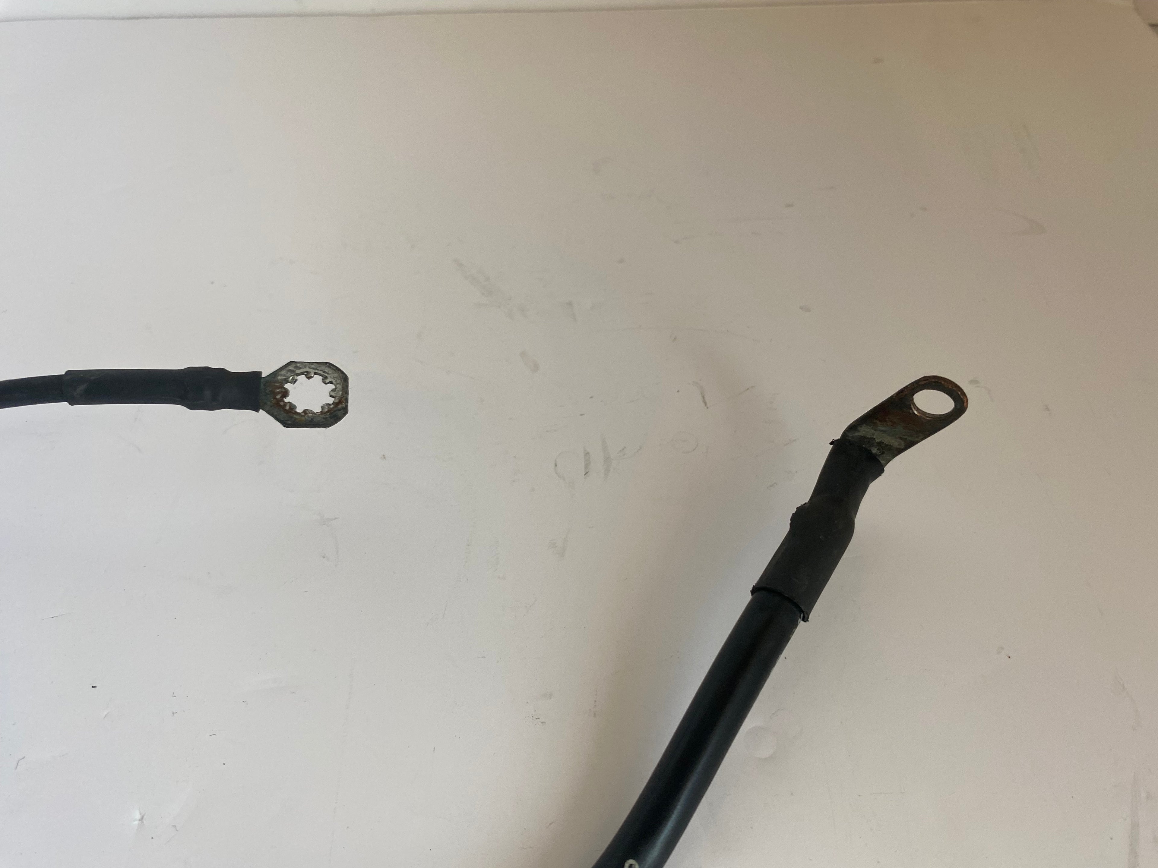 Cable de batterie négatif Dyna Harley Davidson REF OEM 70284-06A