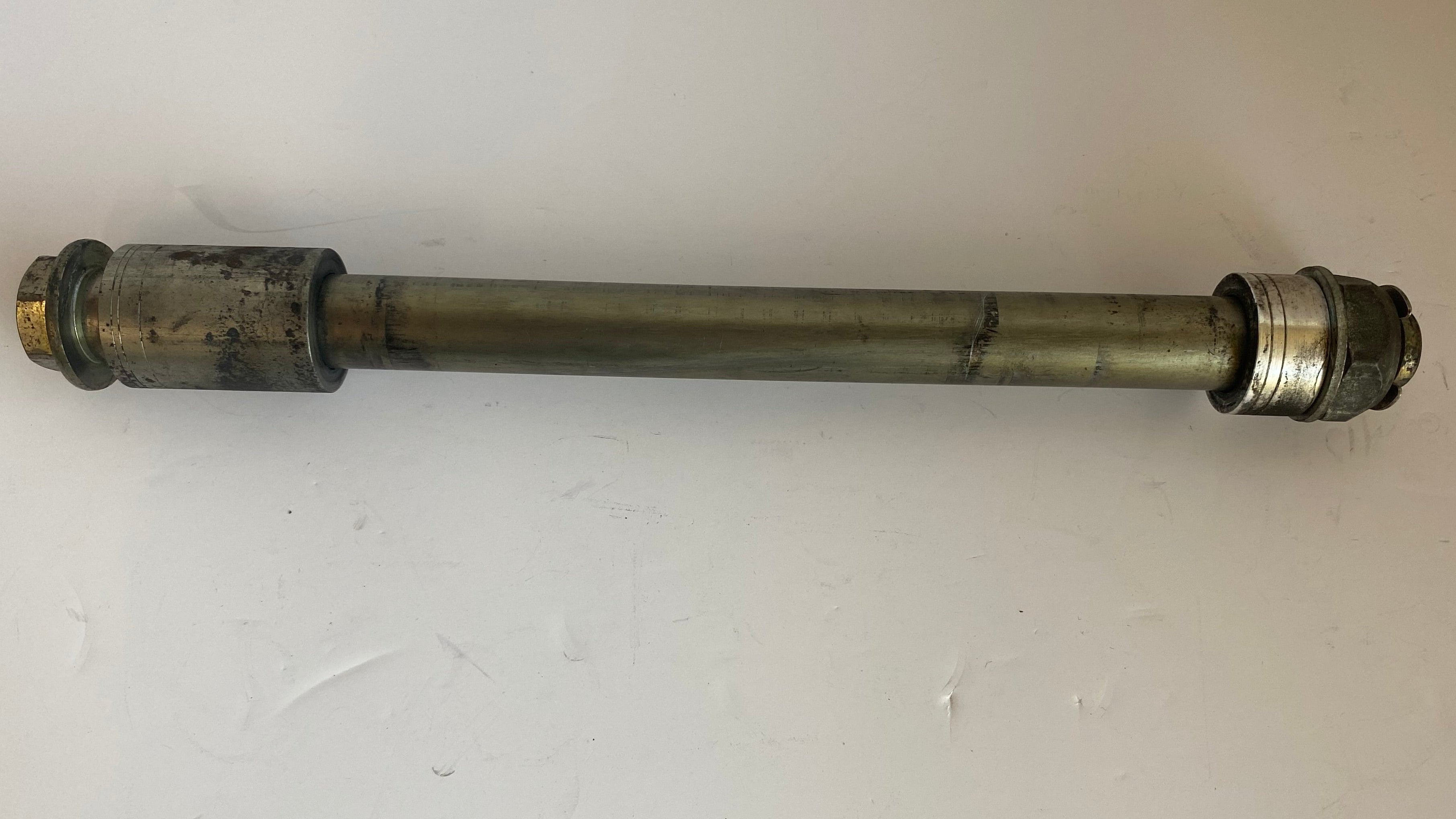 Axe de roue arrière Dyna Harley Davidson REF OEM 41114-08