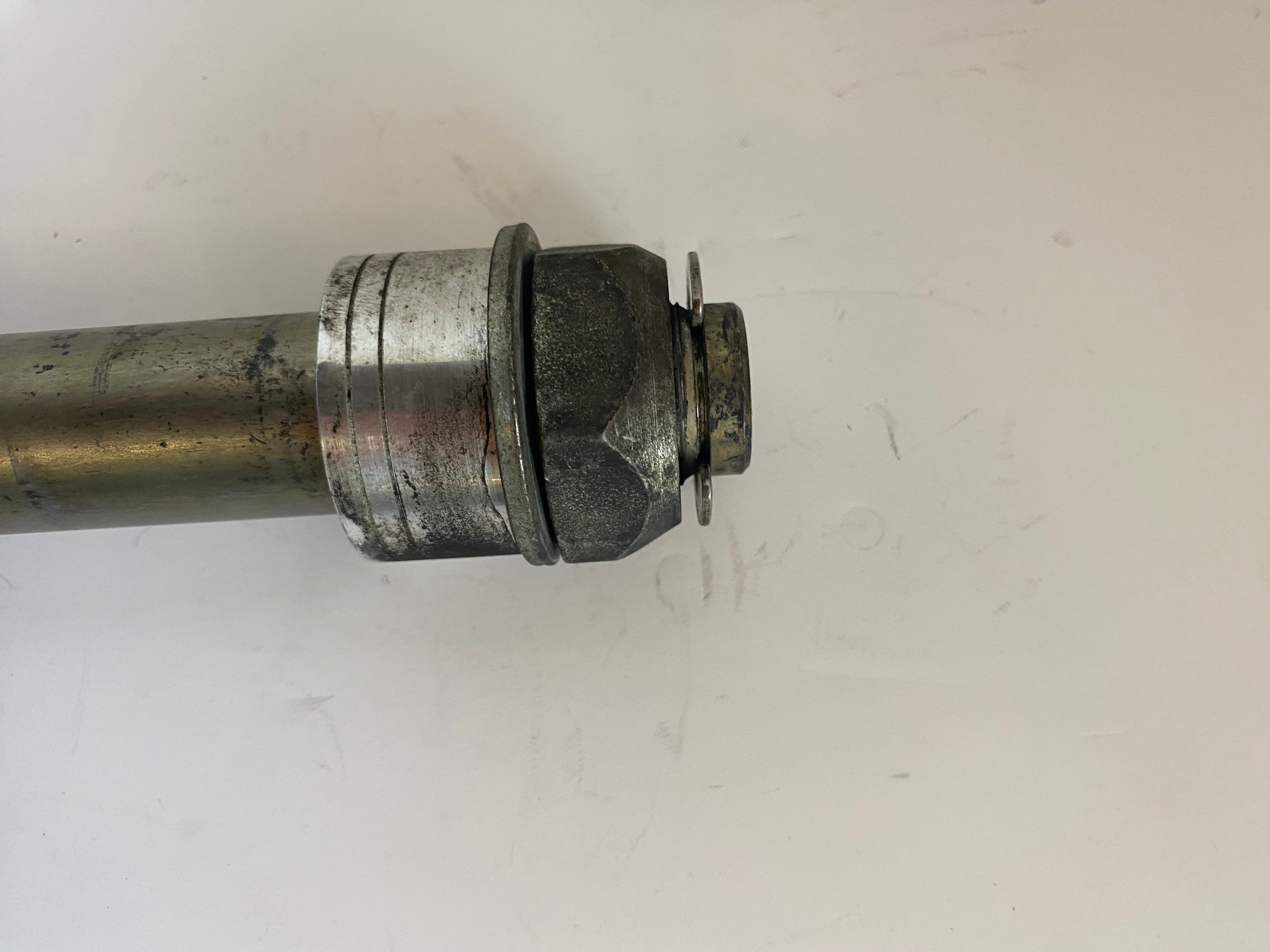 Axe de roue arrière Dyna Harley Davidson REF OEM 41114-08