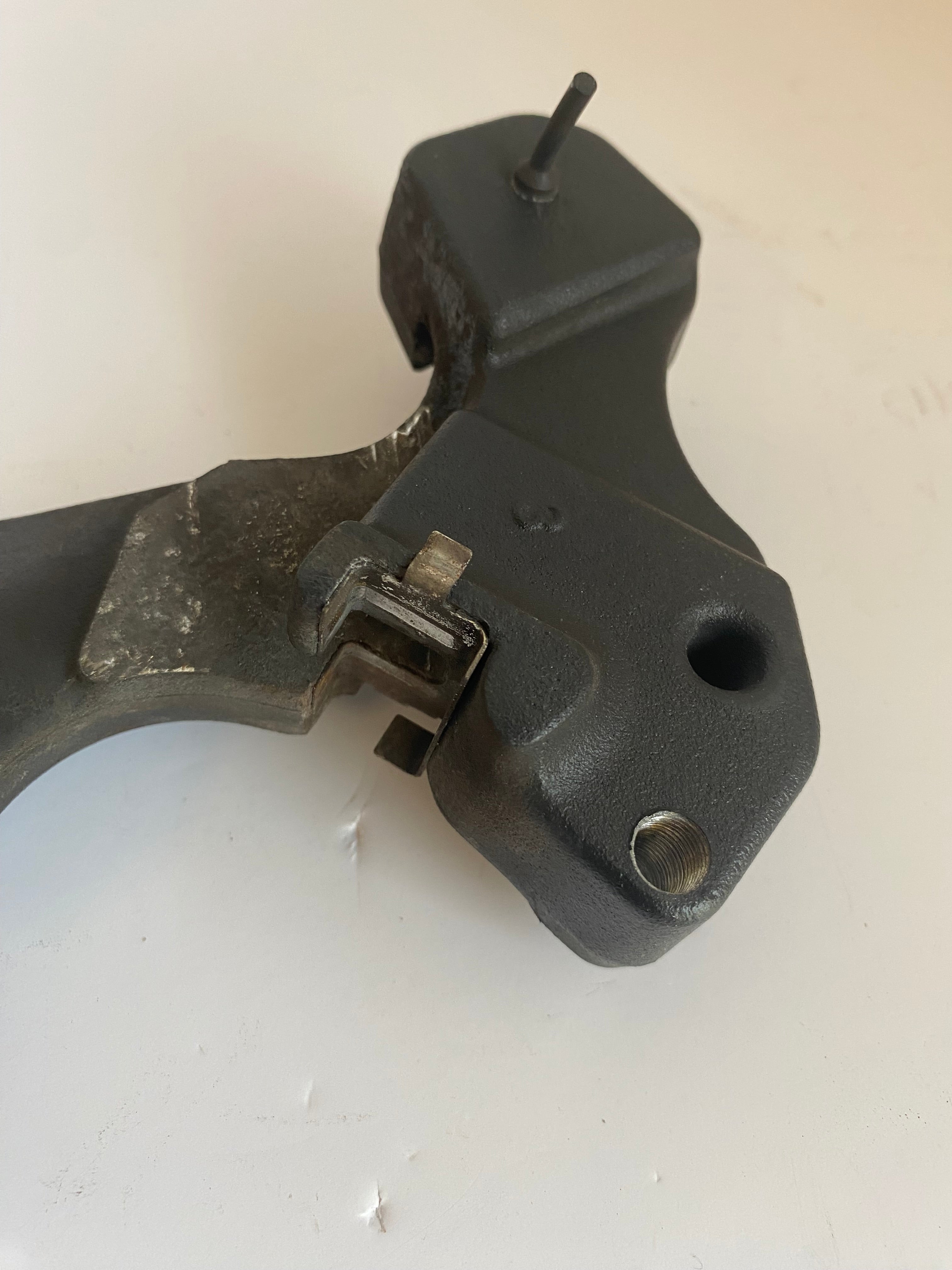 Support étrier de frein arrière Dyna Harley Davidson REF OEM 42062-08