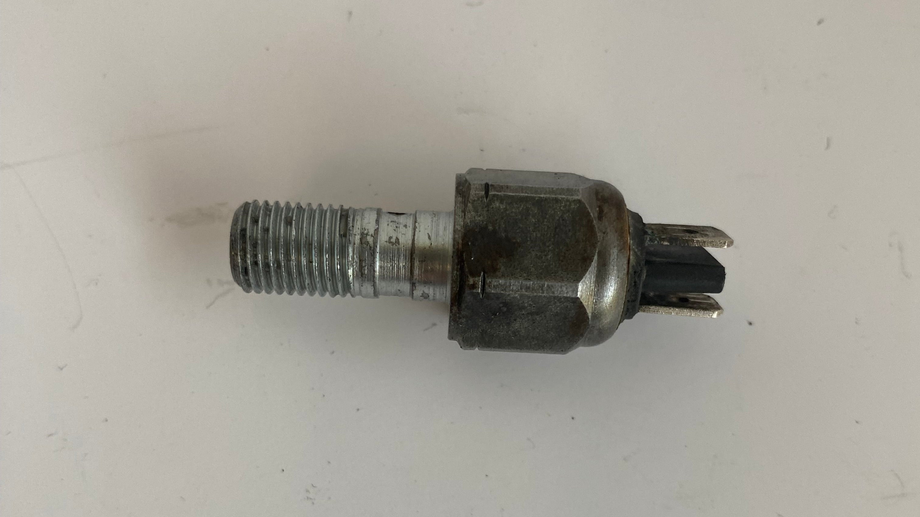 Contacteur de stop arrière Dyna Harley Davidson REF OEM 72026-08B