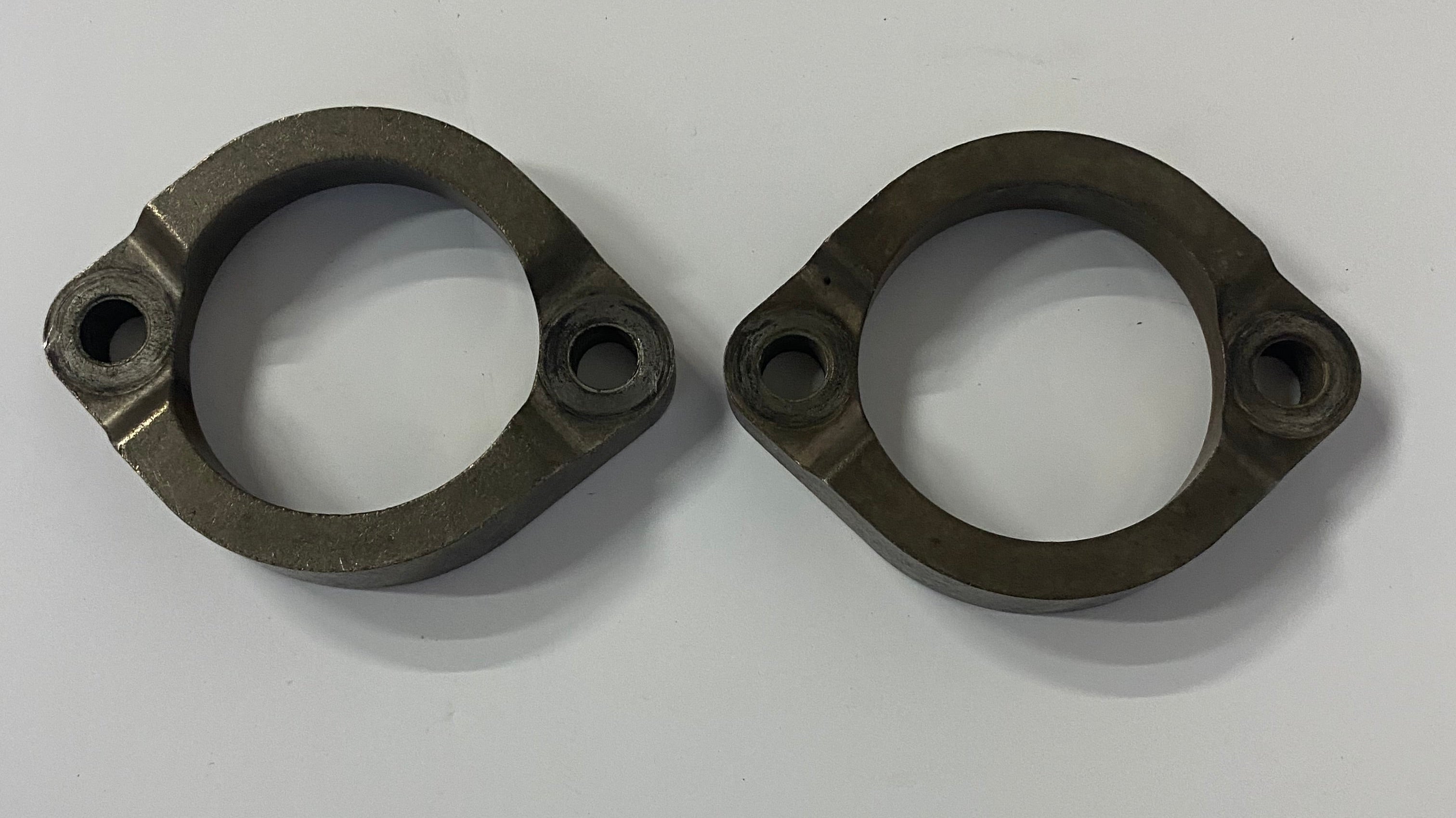 jeu de 2 brides d'échappement Thick style Harley Davidson REF OEM 65184-02