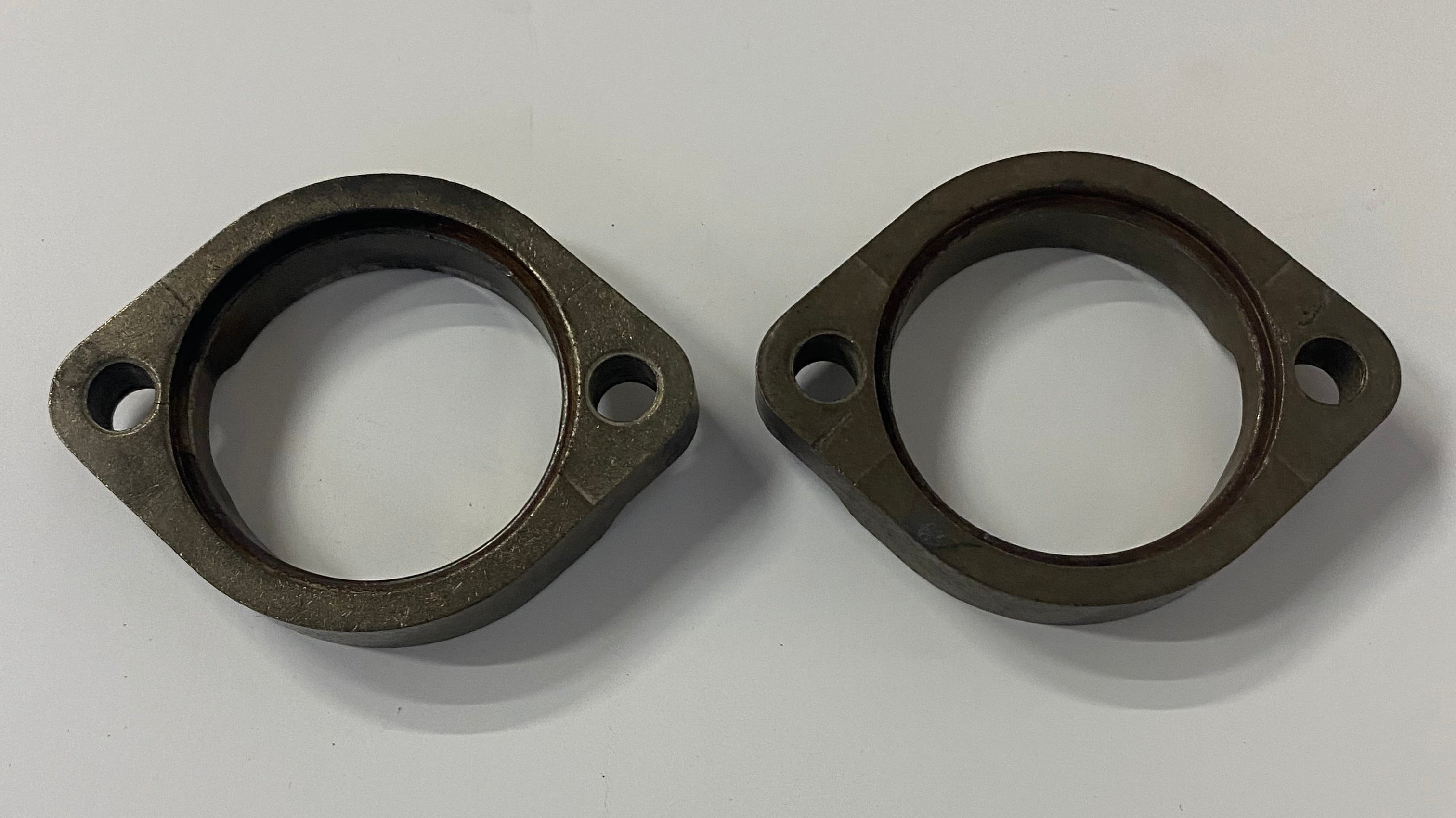 jeu de 2 brides d'échappement Thick style Harley Davidson REF OEM 65184-02