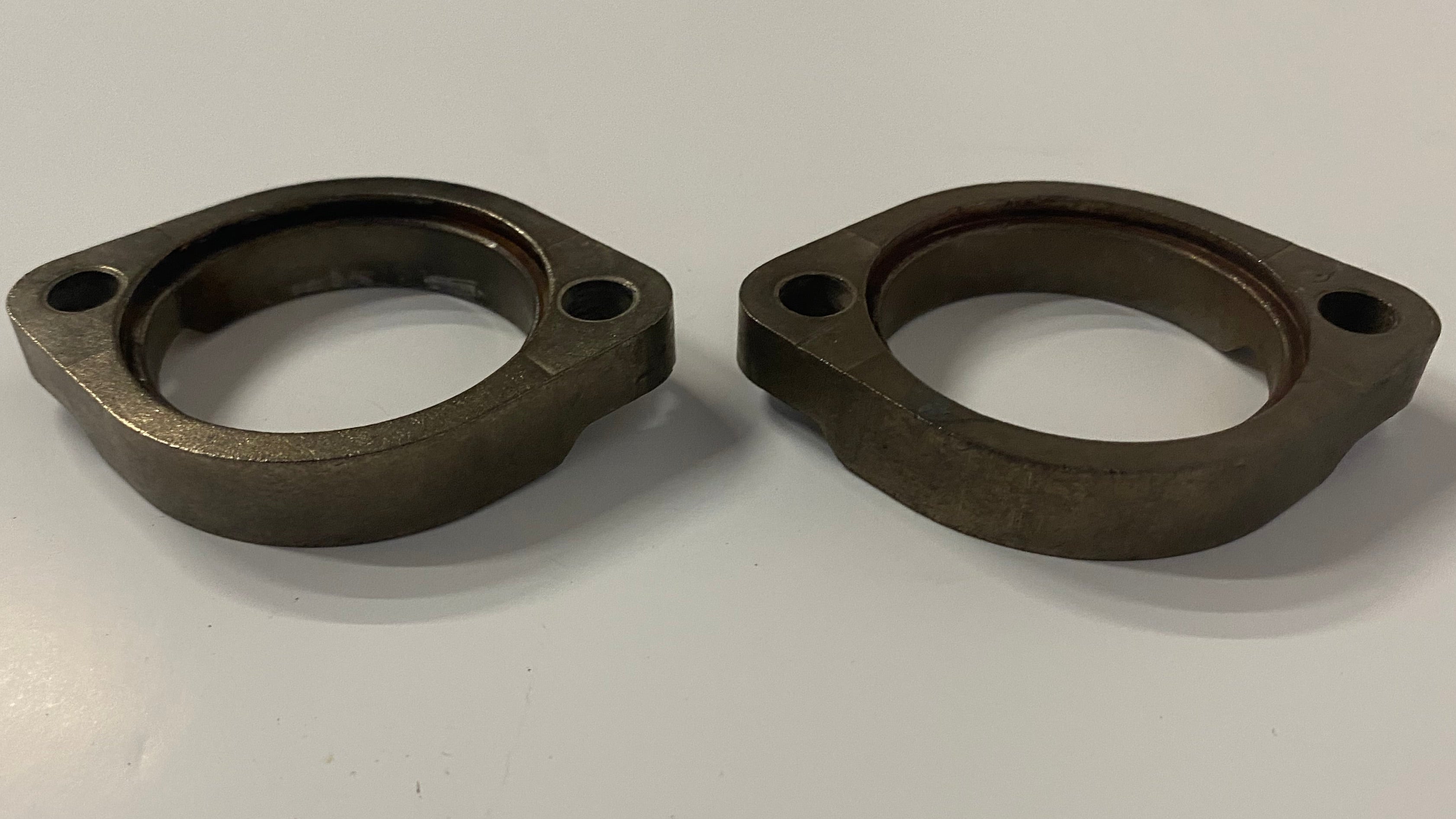 jeu de 2 brides d'échappement Thick style Harley Davidson REF OEM 65184-02