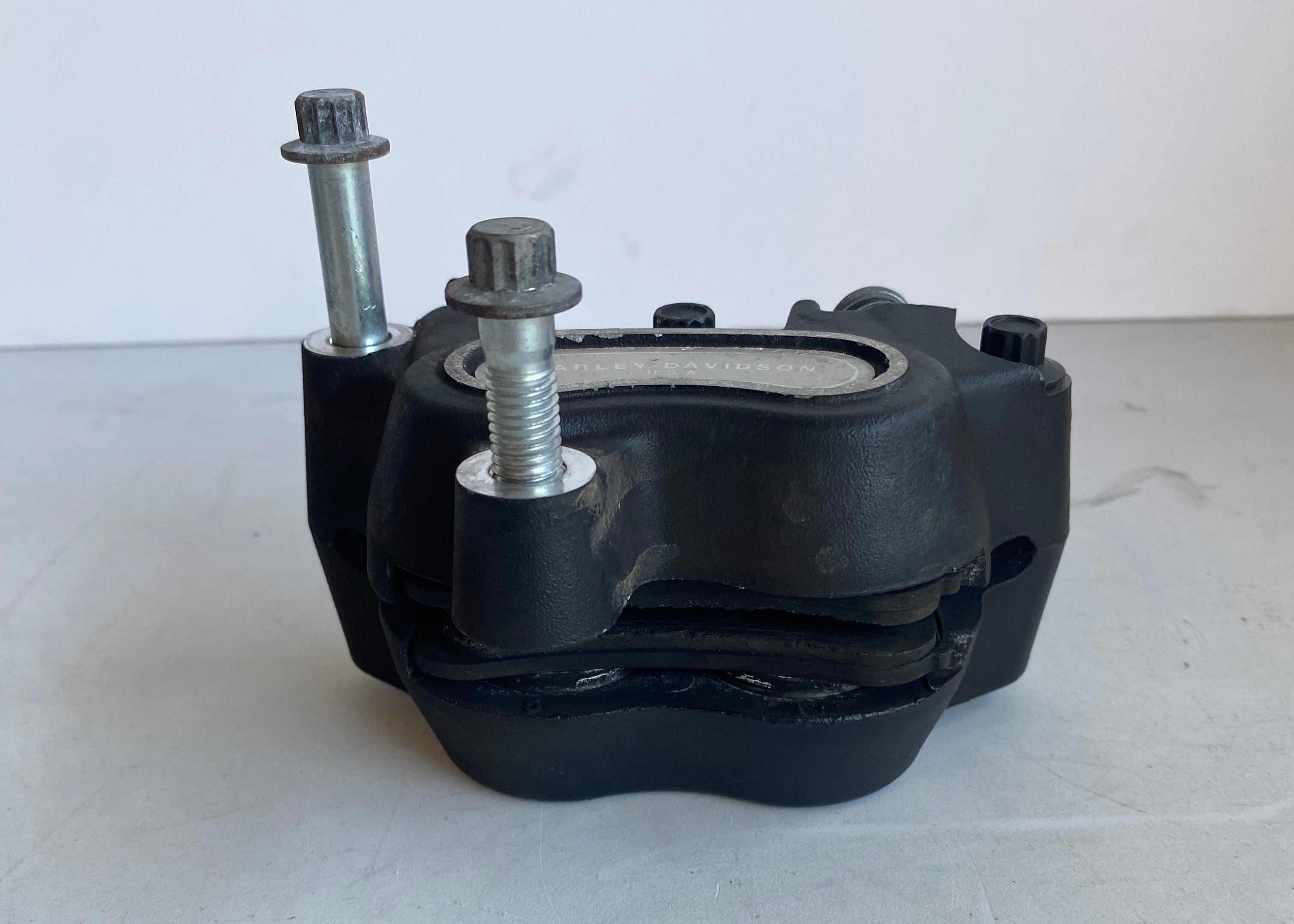 Etrier de frein avant gauche  Dyna Harley Davidson REF OEM 41300001