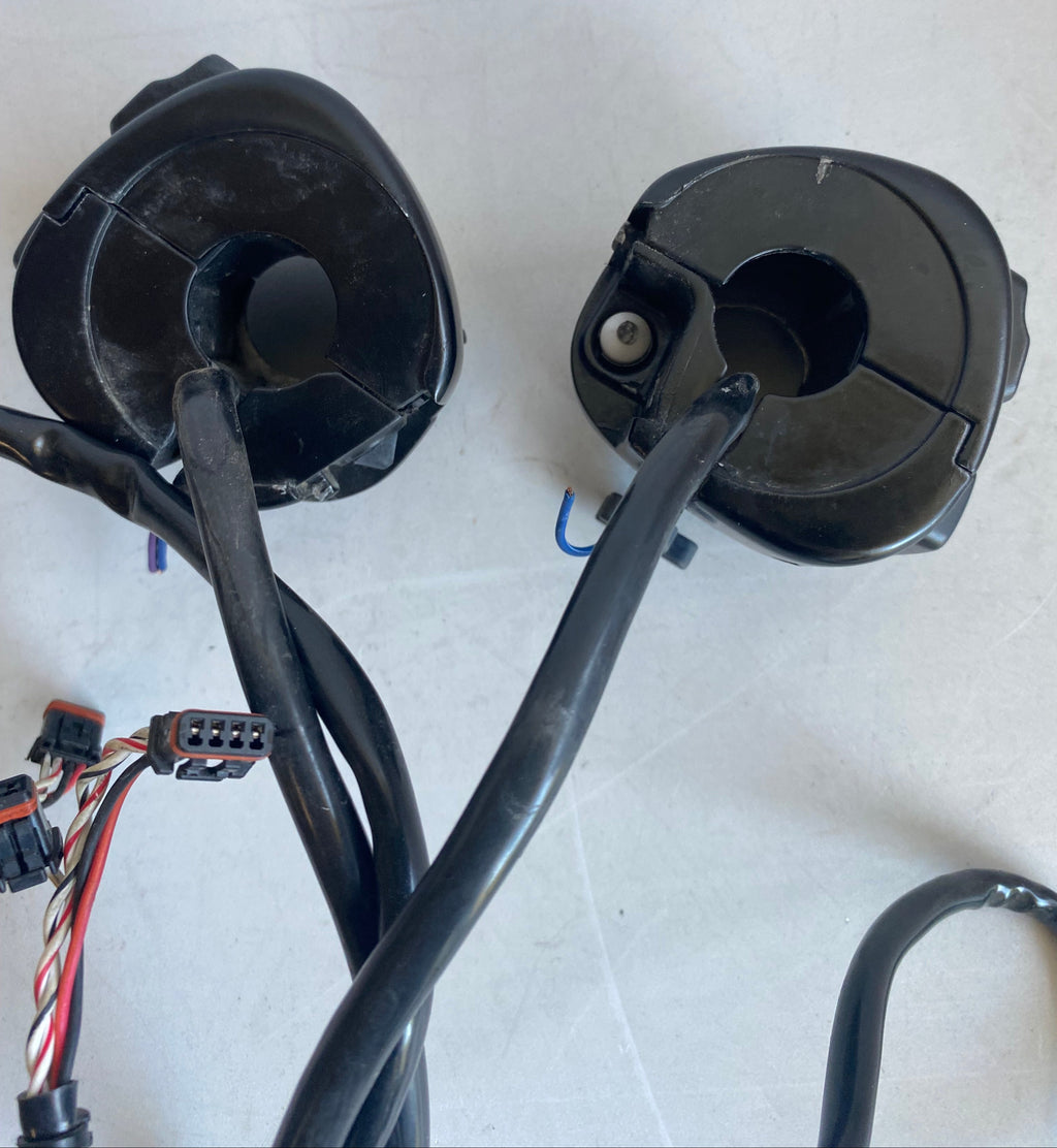 Jeu de commodos noirs Can Bus Harley Davidson REF OEM 71500067 & 71500068