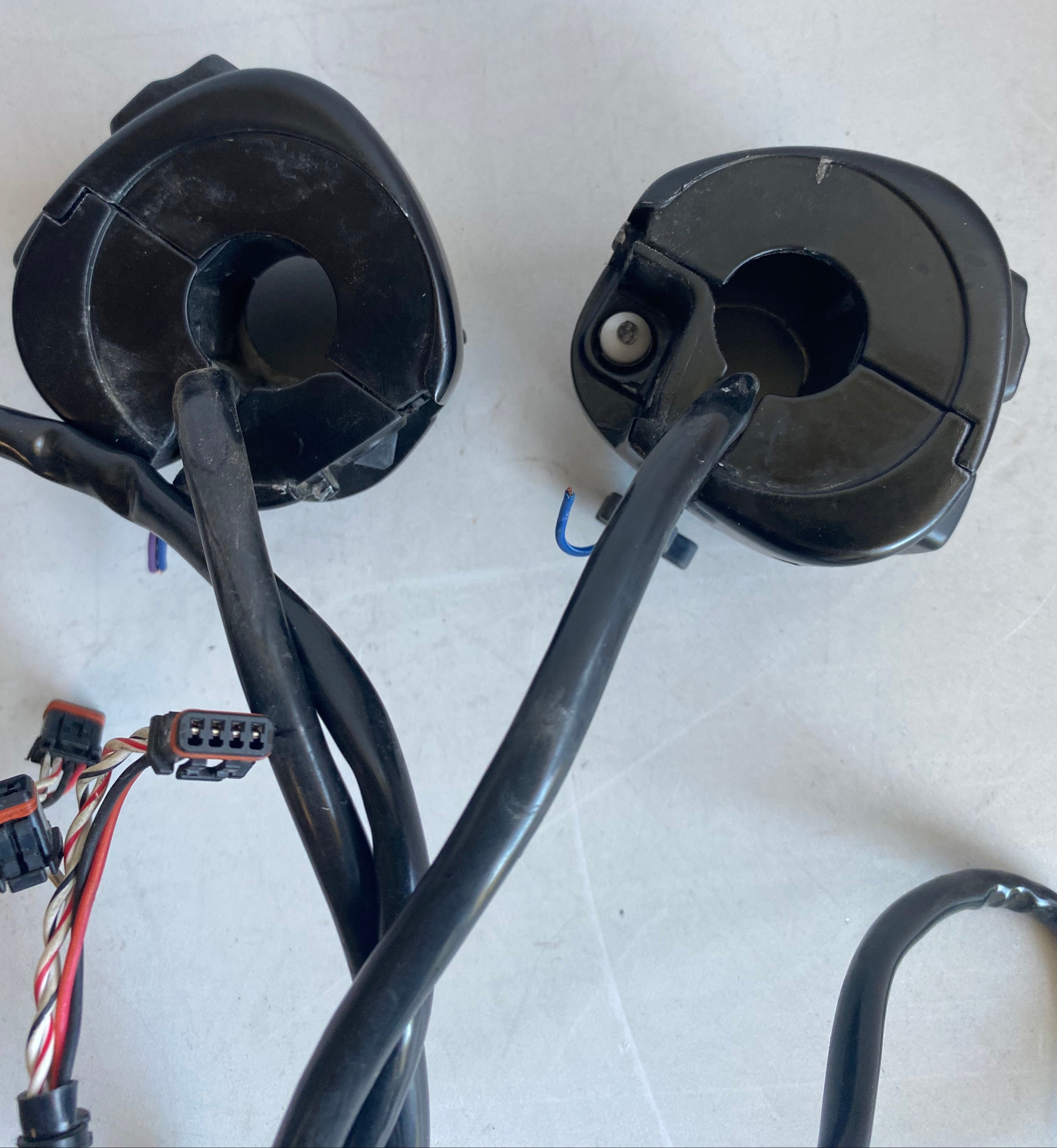 Jeu de commodos noirs Can Bus Harley Davidson REF OEM 71500067 & 71500068