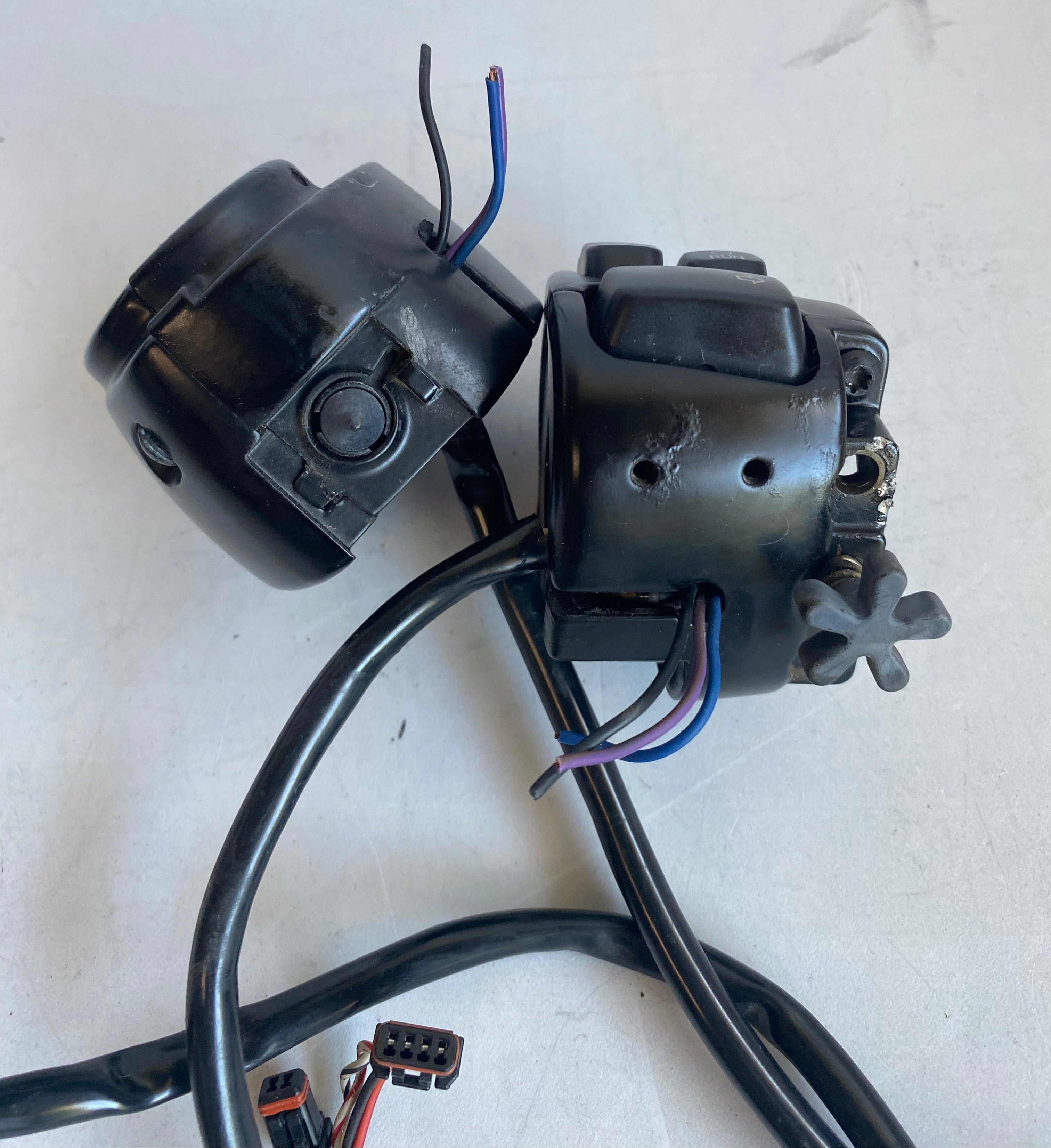 Jeu de commodos noirs Can Bus Harley Davidson REF OEM 71500067 & 71500068