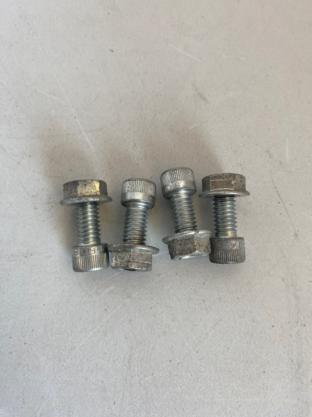 Jeu de 4 vis garde boue avant Dyna Harley Davidson REF OEM 3201WA & 7531