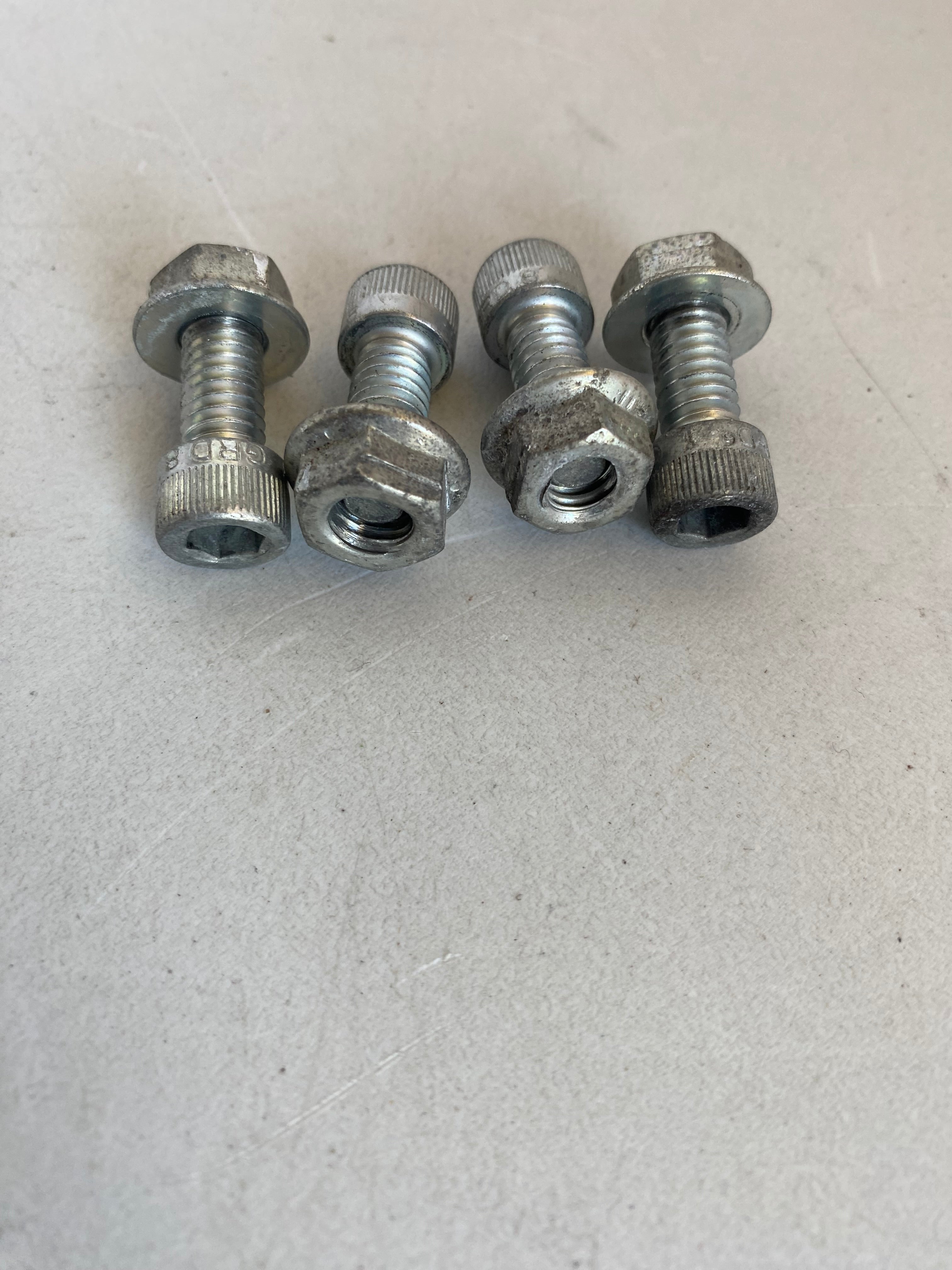Jeu de 4 vis garde boue avant Dyna Harley Davidson REF OEM 3201WA & 7531