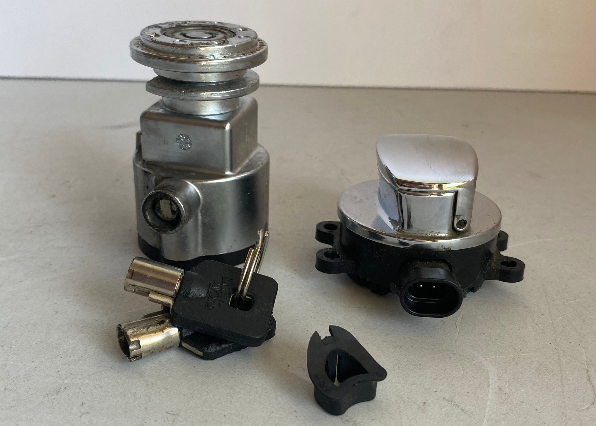 Set de contacteur à clé et verrouillage fourche Dyna Harley Davidson REF OEM 71430-12