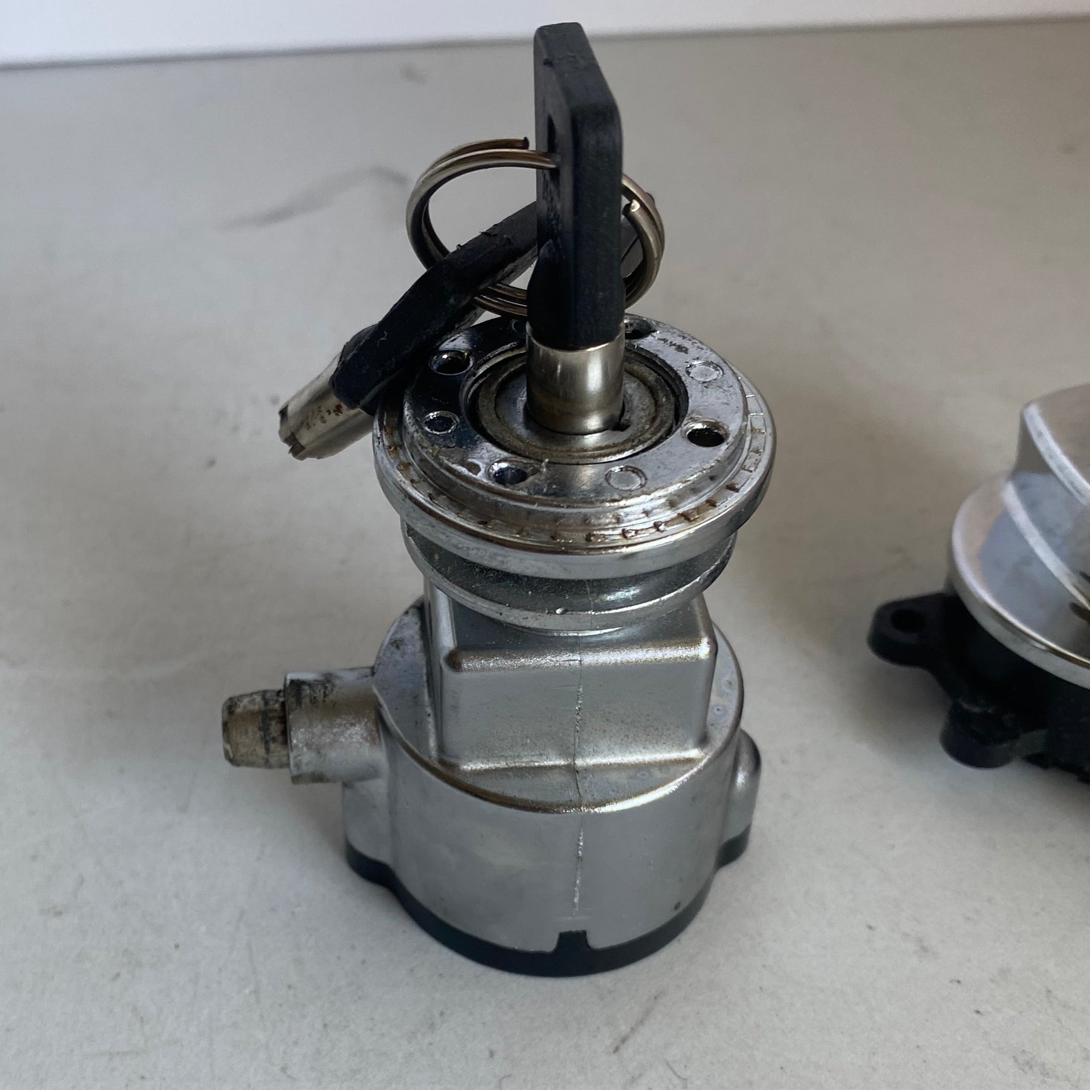 Set de contacteur à clé et verrouillage fourche Dyna Harley Davidson REF OEM 71430-12