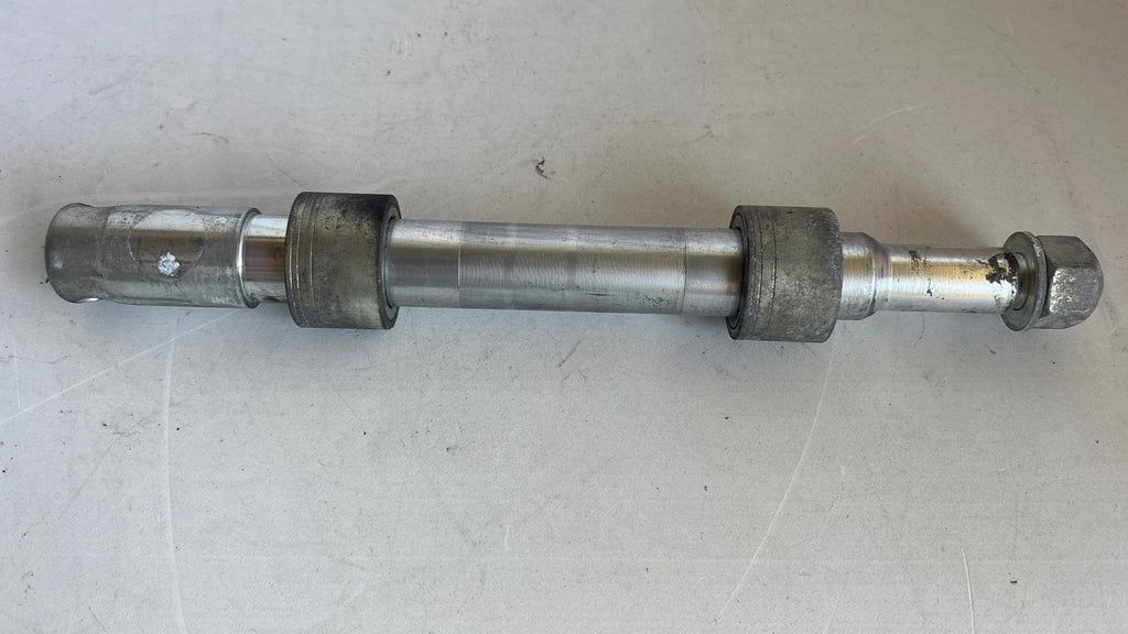 Axe de roue avant 25 mm Dyna Harley Davidson REF OEM 41628-08