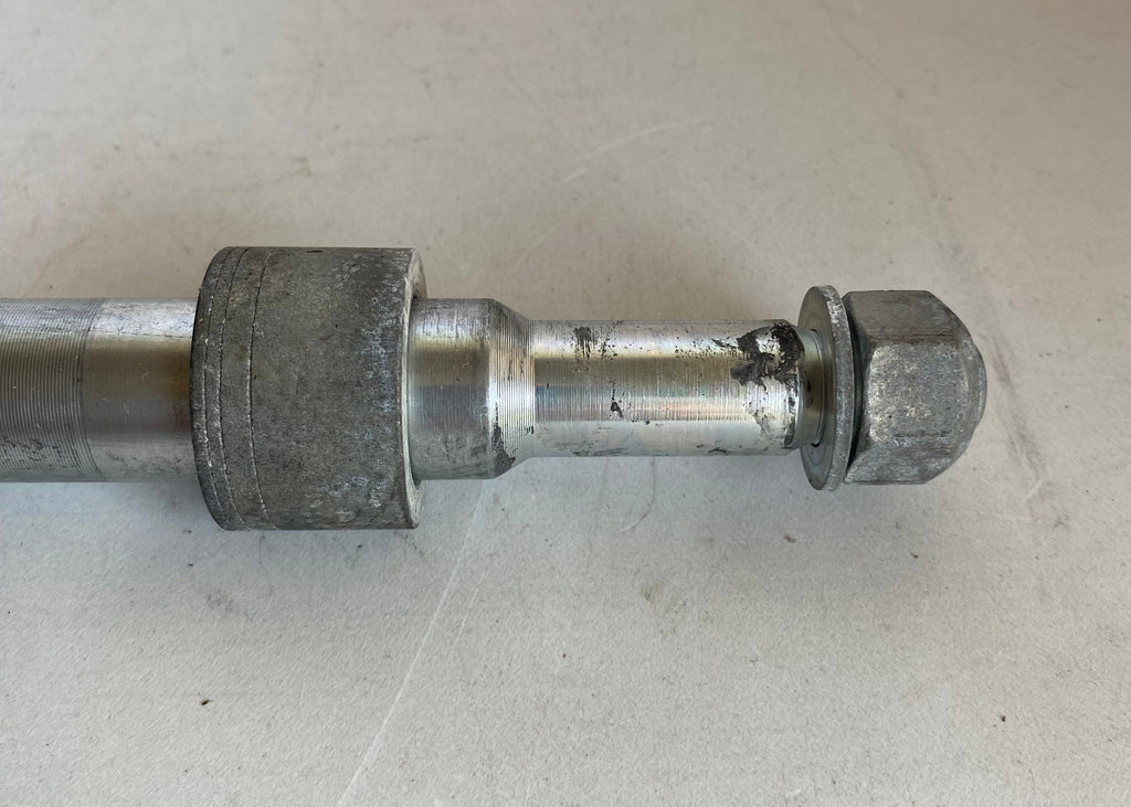Axe de roue avant 25 mm Dyna Harley Davidson REF OEM 41628-08