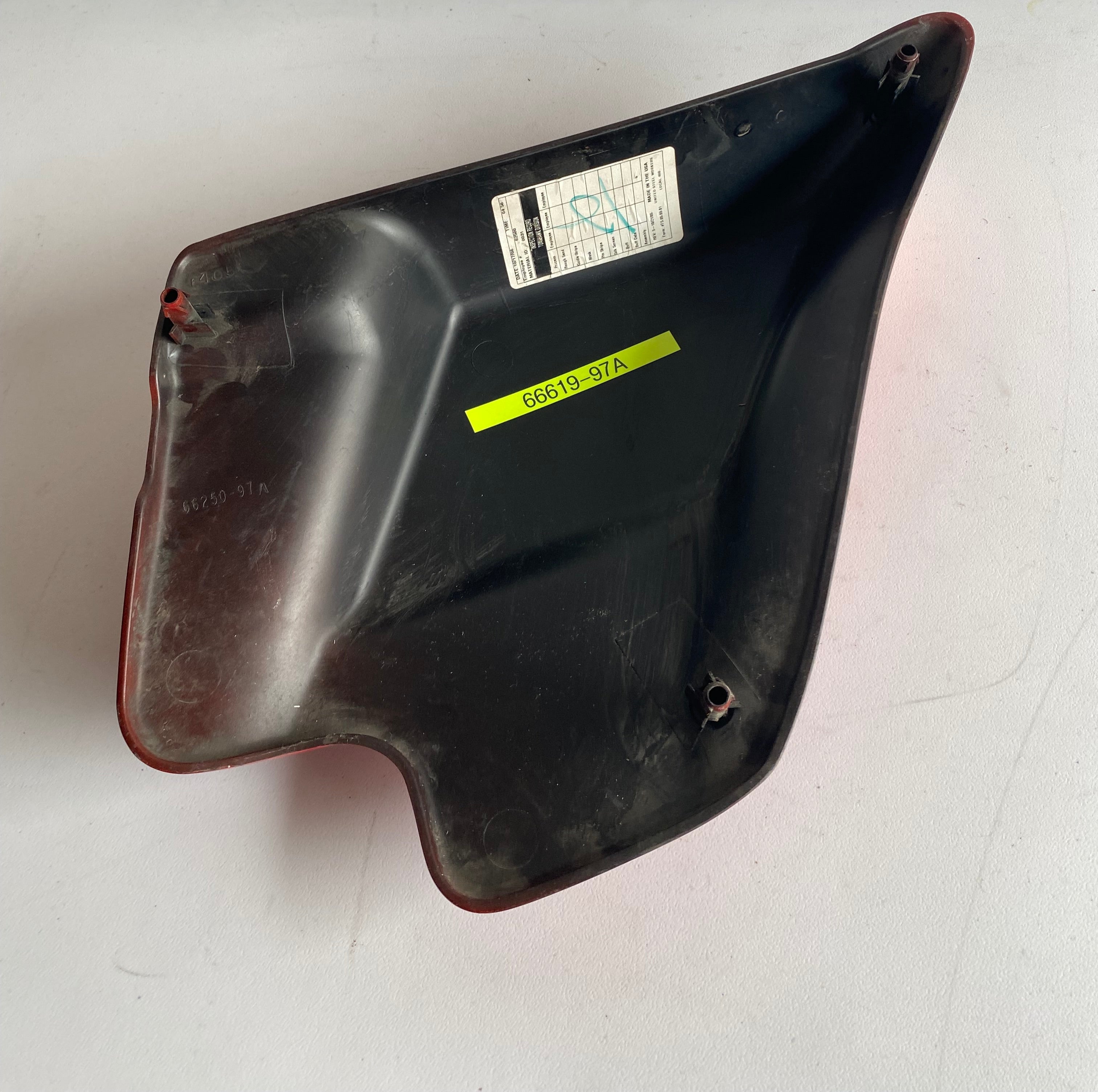 Harley Davidson Linke Seitenabdeckung OEM-Referenz: 66619-97A