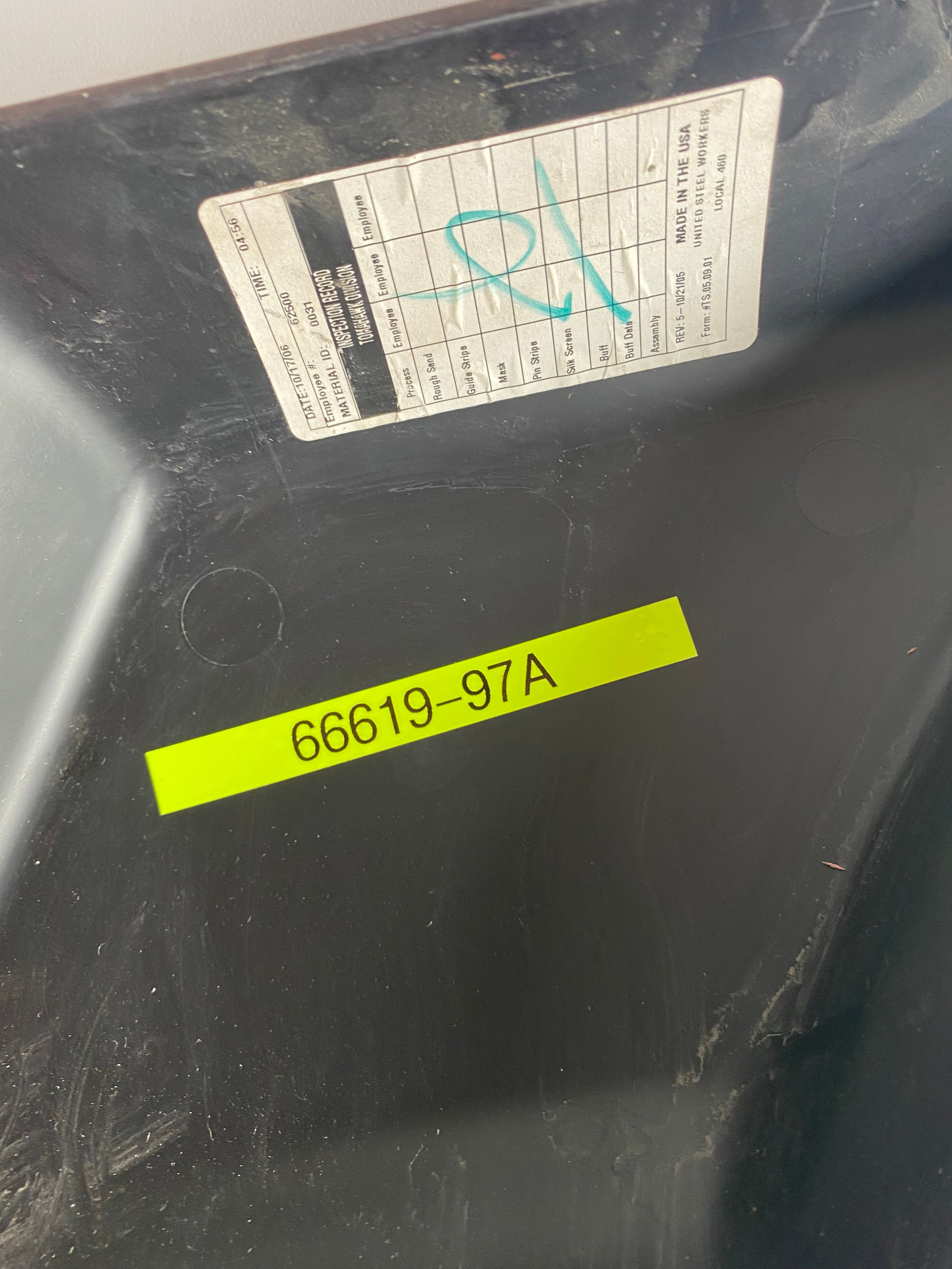 Harley Davidson Linke Seitenabdeckung OEM-Referenz: 66619-97A