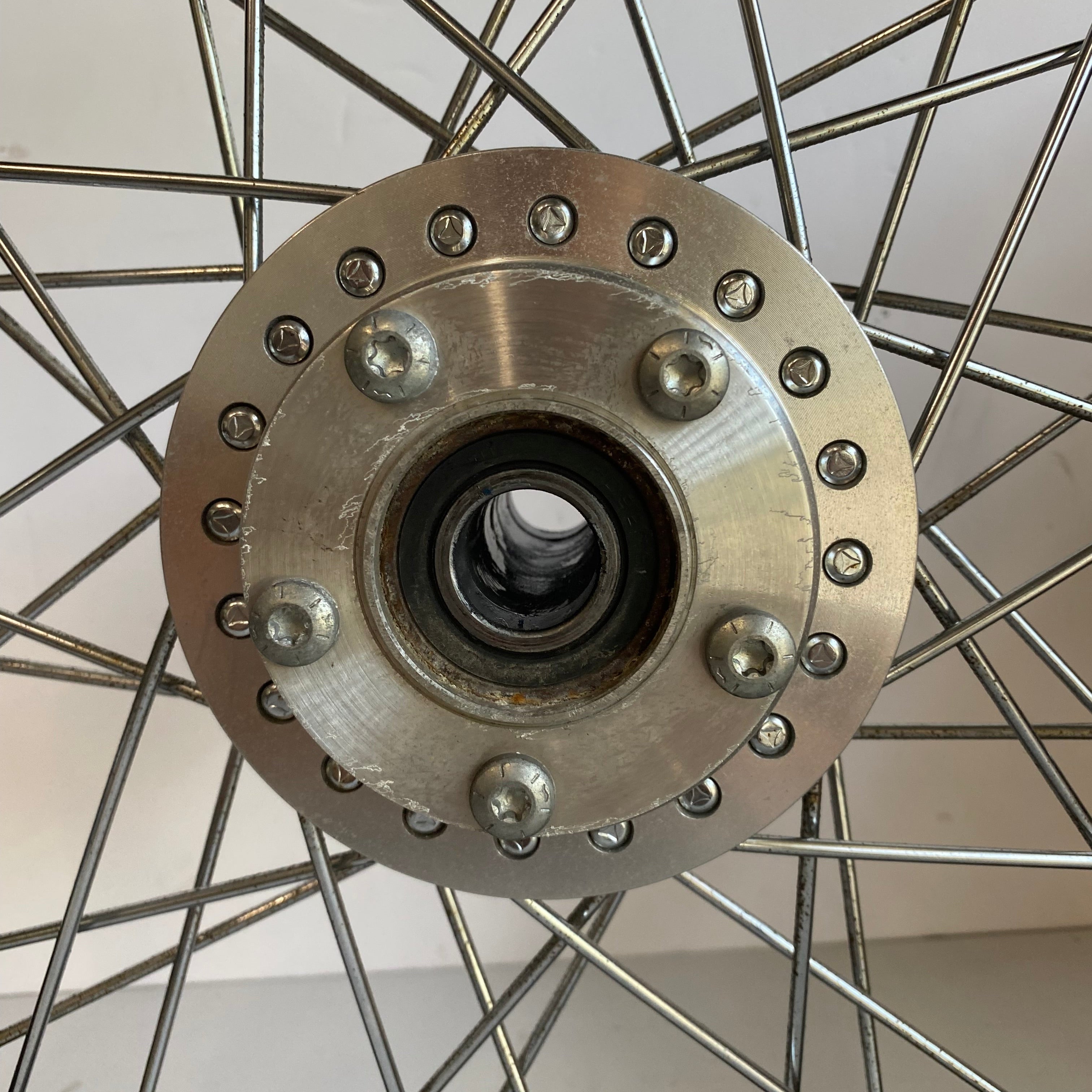 Roue avant à rayons 19 pouces Dyna Harley Davidson REF OEM 41425-09
