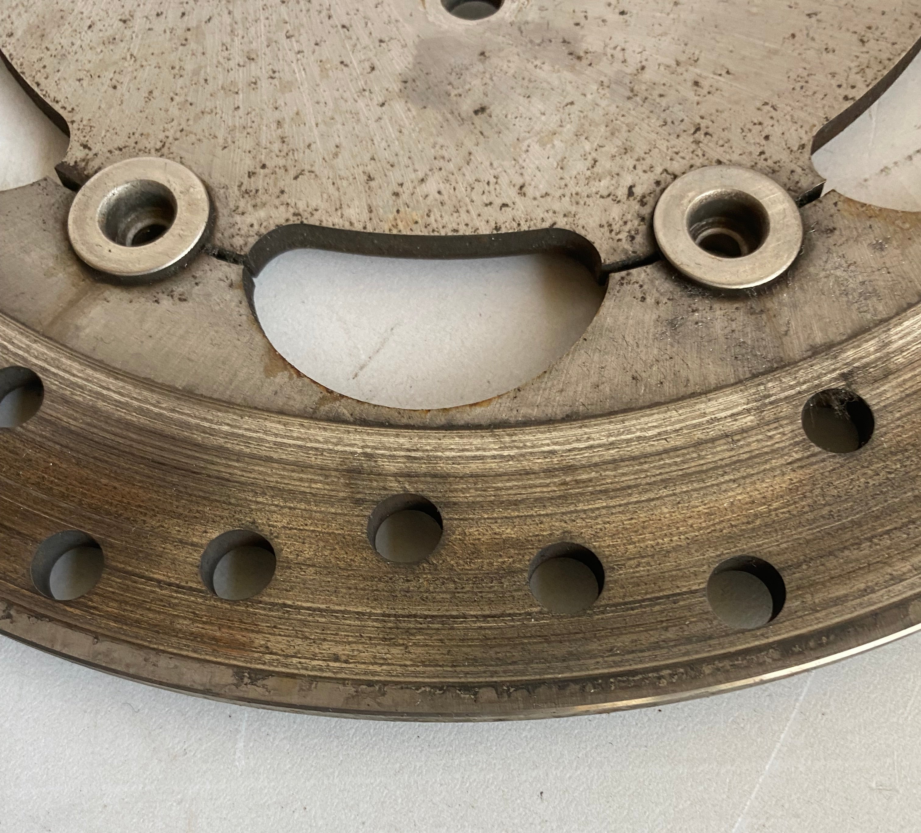 Disque flottant de frein avant 11.8 pouces Dyna Harley Davidson REF OEM 46717-10