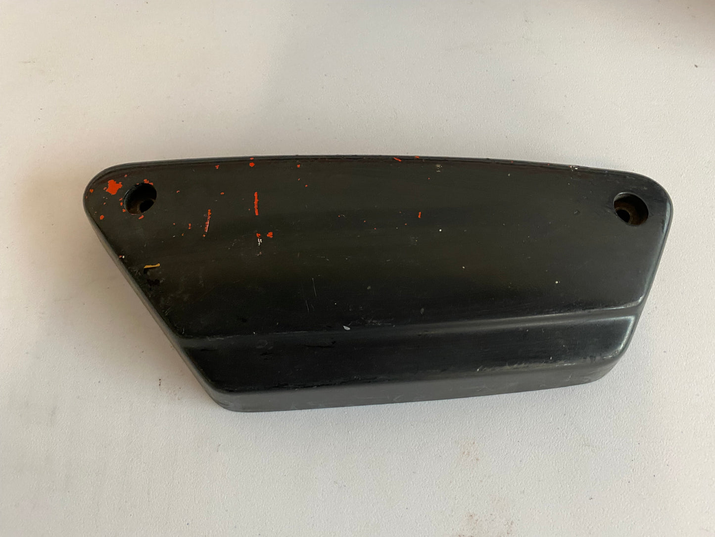 Cache latéral gauche FXR Harley Davidson REF OEM : 66350-84