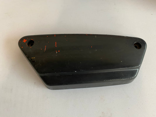 Cache latéral gauche FXR Harley Davidson REF OEM : 66350-84