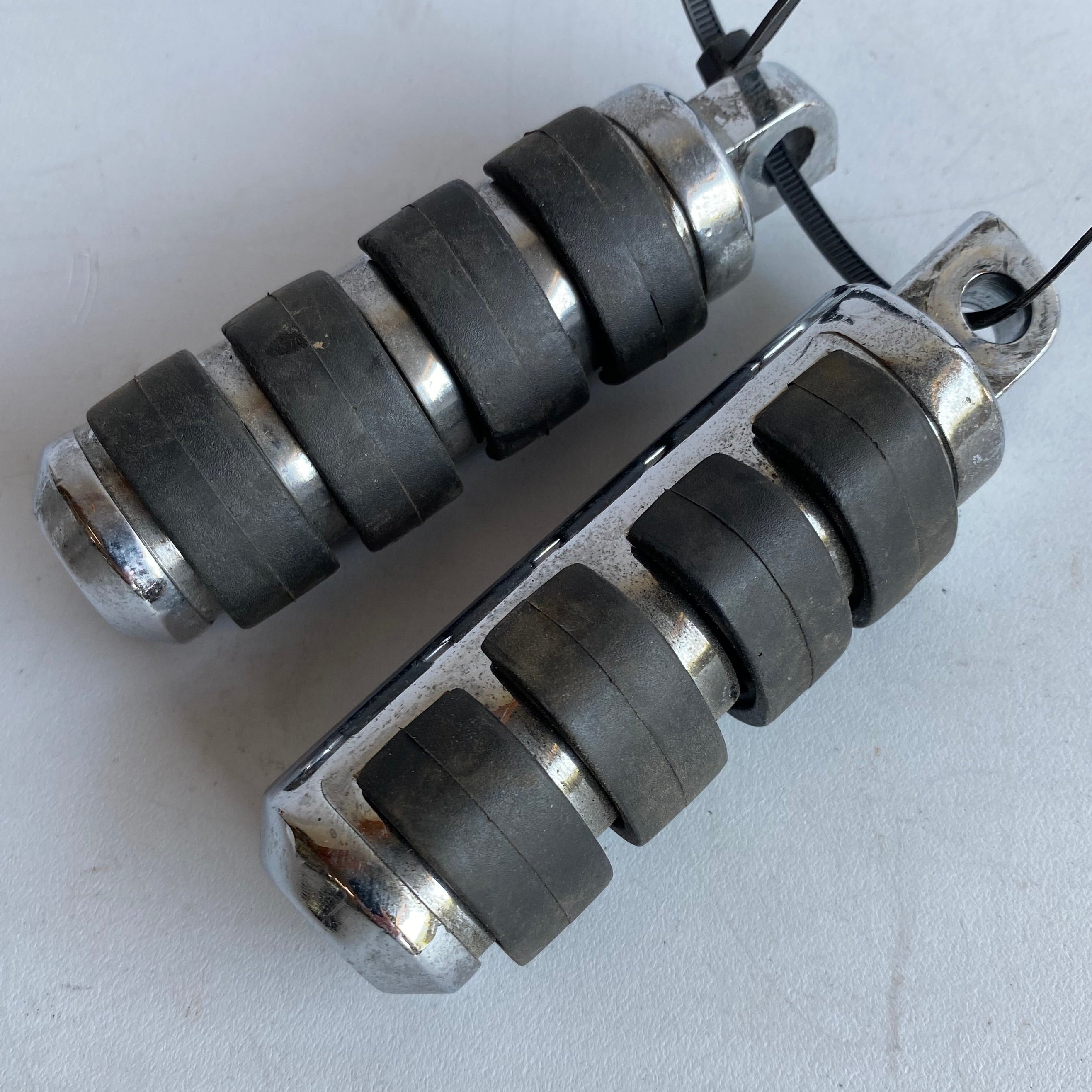 Jeu de cales pieds chromés Kuryakyn Harley Davidson REF MCS 544397
