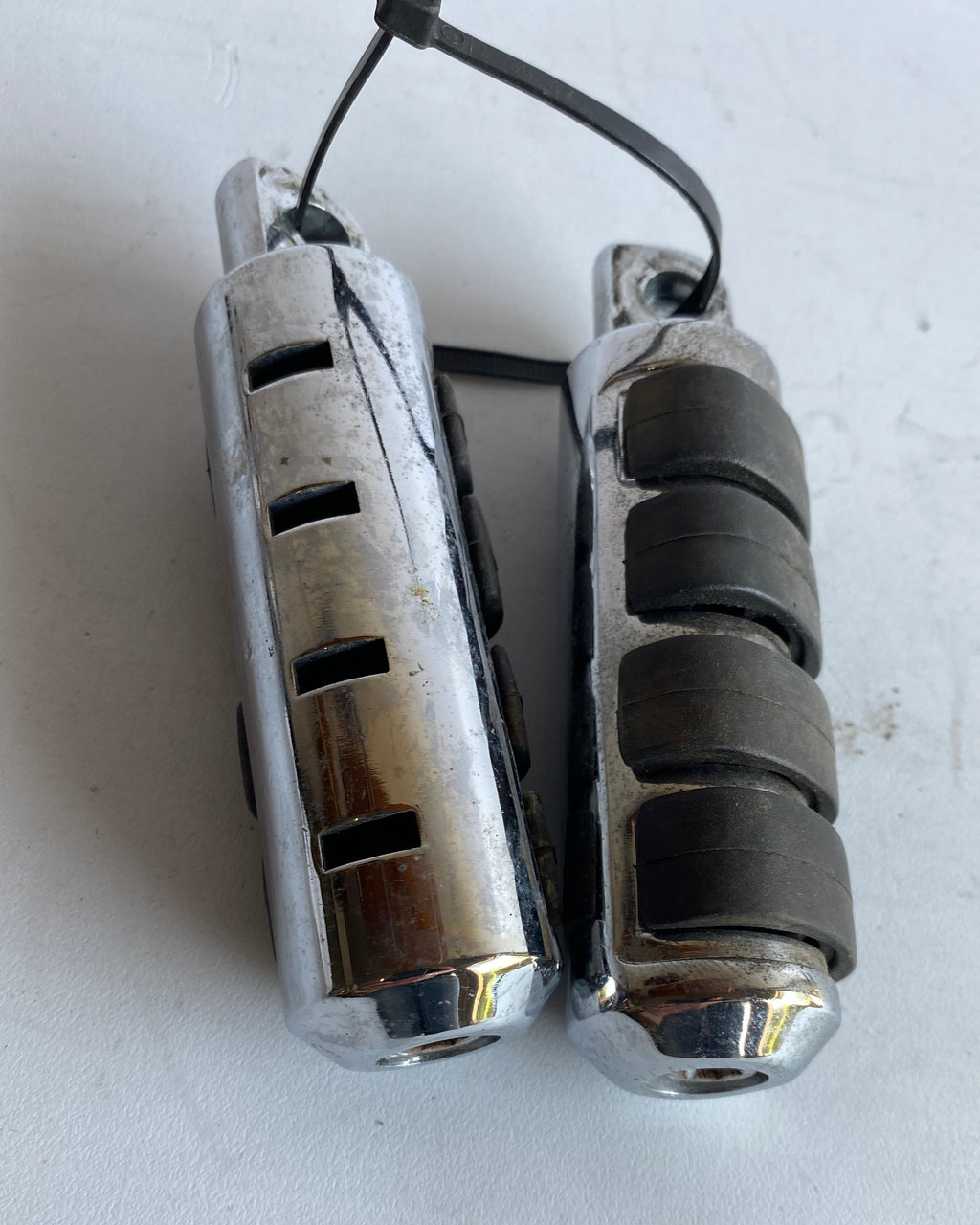 Jeu de cales pieds chromés Kuryakyn Harley Davidson REF MCS 544397