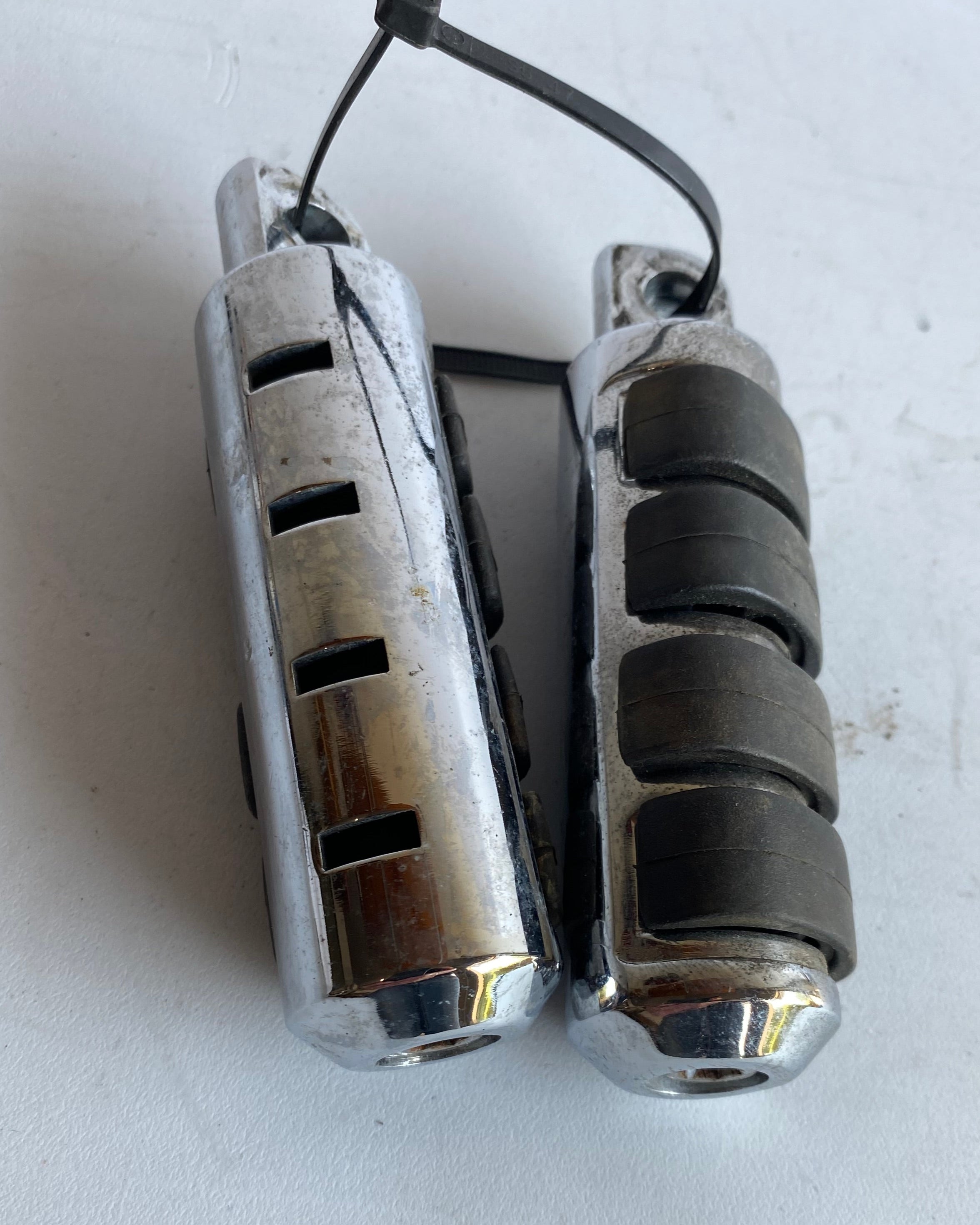 Jeu de cales pieds chromés Kuryakyn Harley Davidson REF MCS 544397