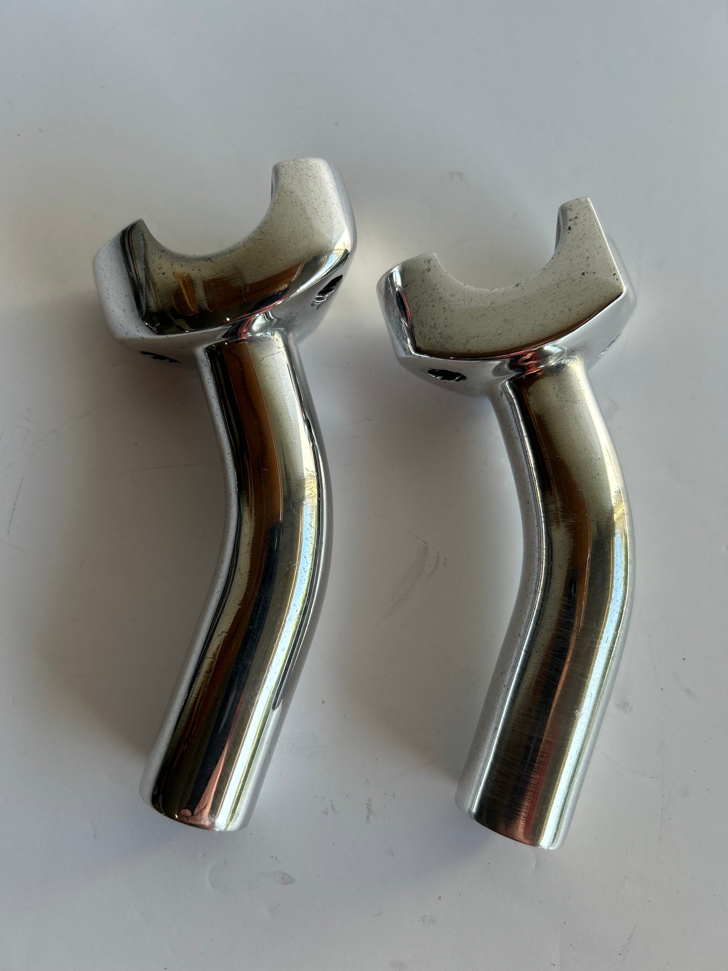 Abgewinkelte Riser 4 1/2 poliertes Aluminium Harley Davidson REF: MCS 904397