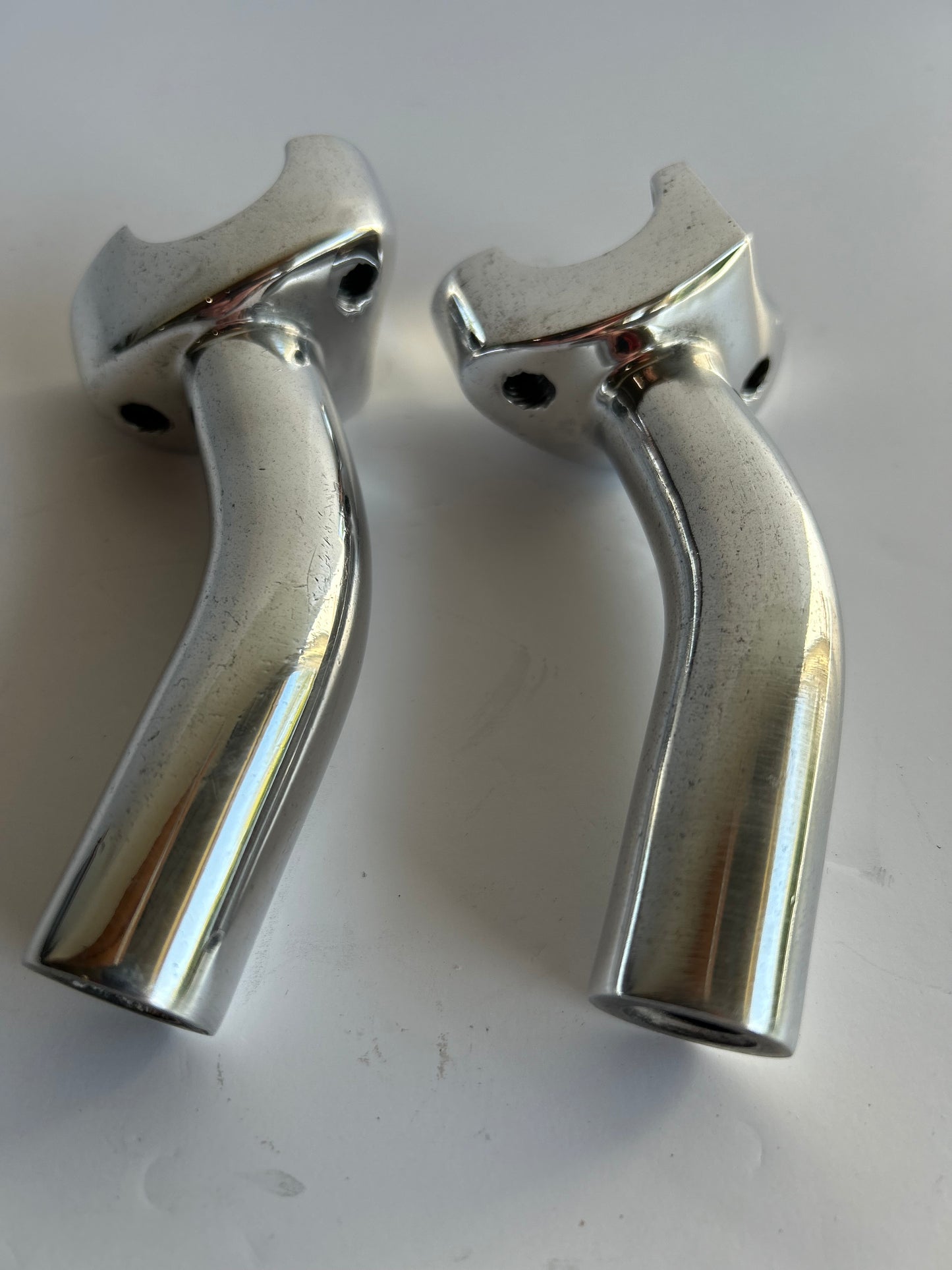 Abgewinkelte Riser 4 1/2 poliertes Aluminium Harley Davidson REF: MCS 904397