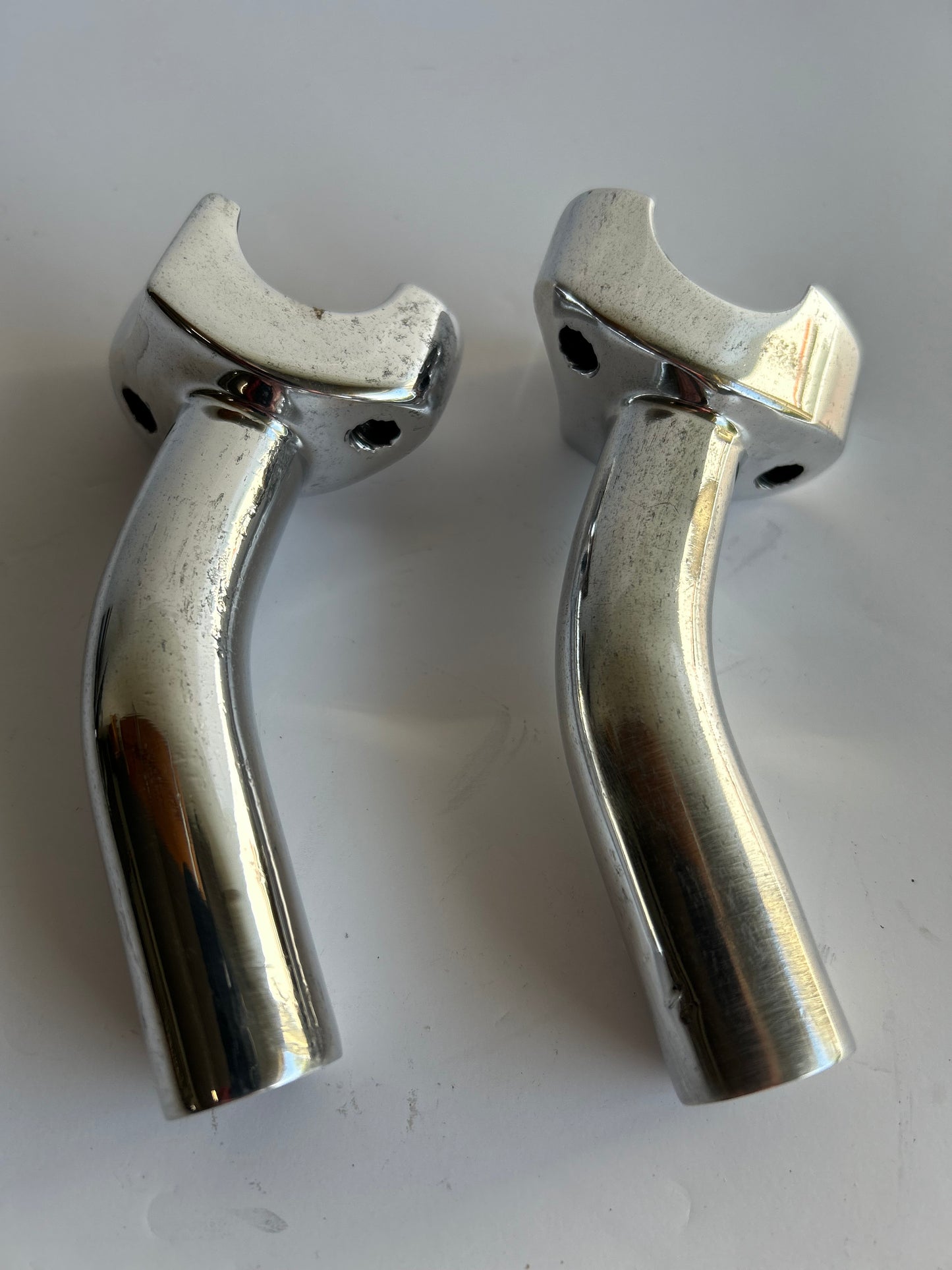 Abgewinkelte Riser 4 1/2 poliertes Aluminium Harley Davidson REF: MCS 904397