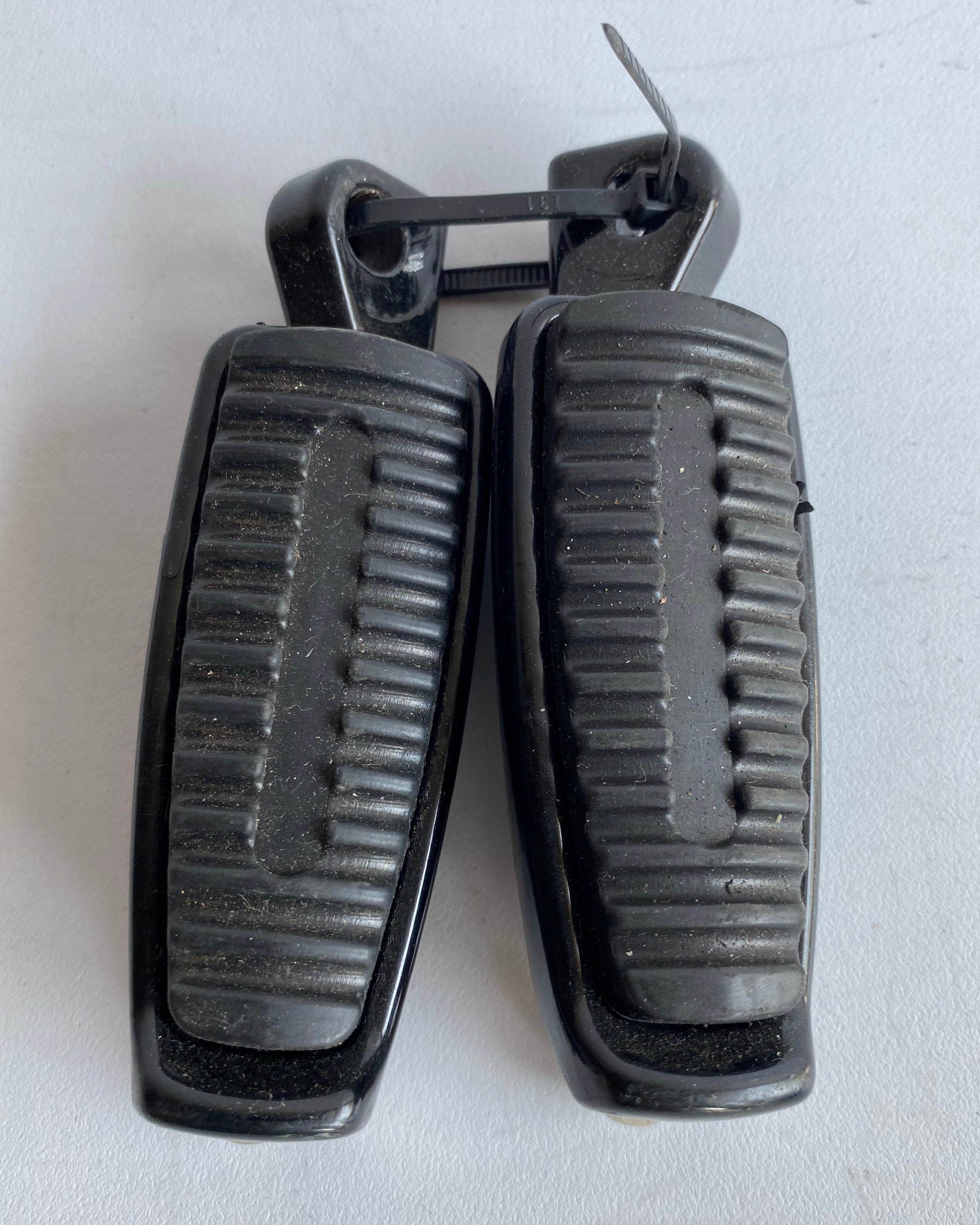 Jeu de cales pieds Harley Davidson REF OEM 33134-07CAZ & 33135-07CAZ