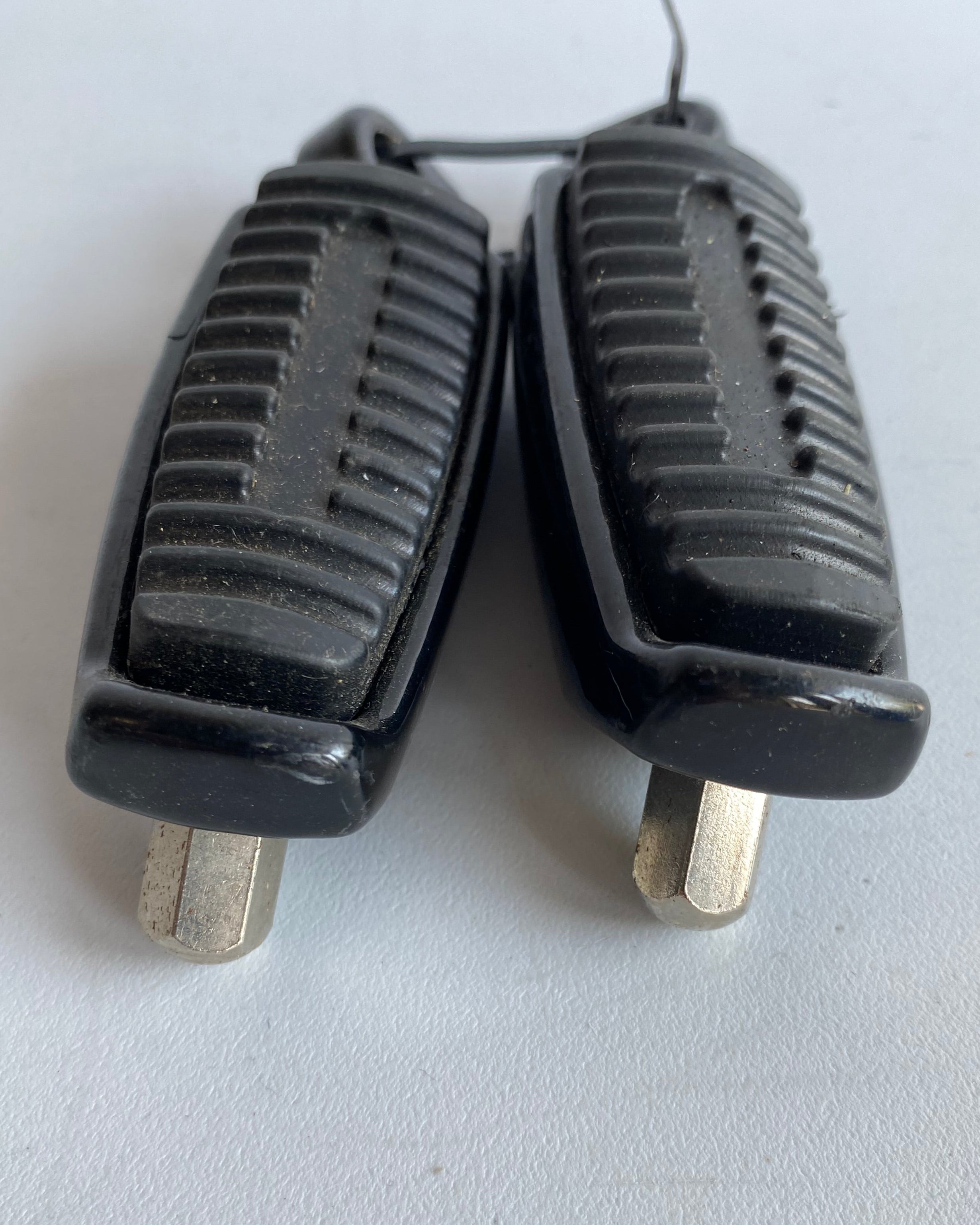 Jeu de cales pieds Harley Davidson REF OEM 33134-07CAZ & 33135-07CAZ