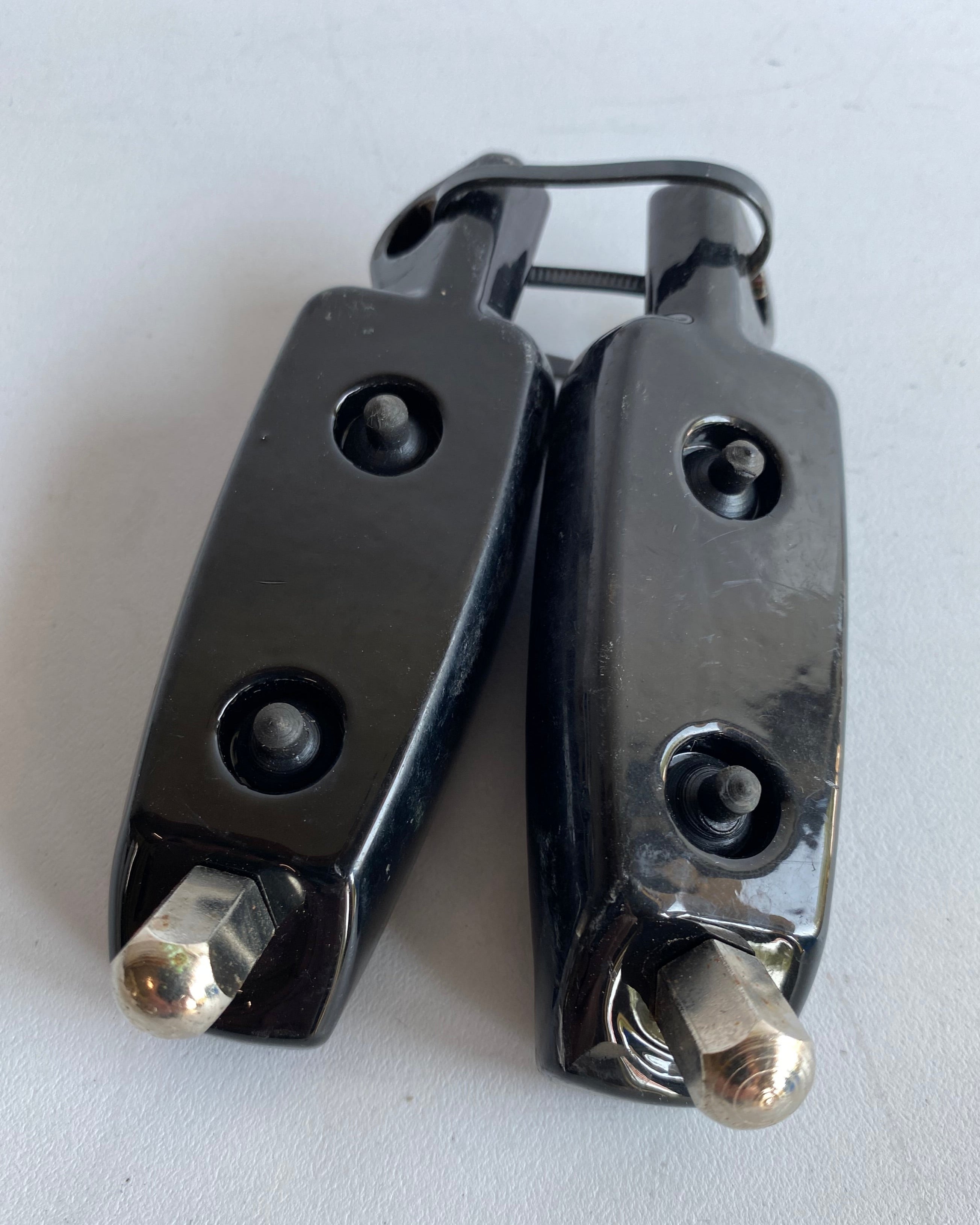Jeu de cales pieds Harley Davidson REF OEM 33134-07CAZ & 33135-07CAZ