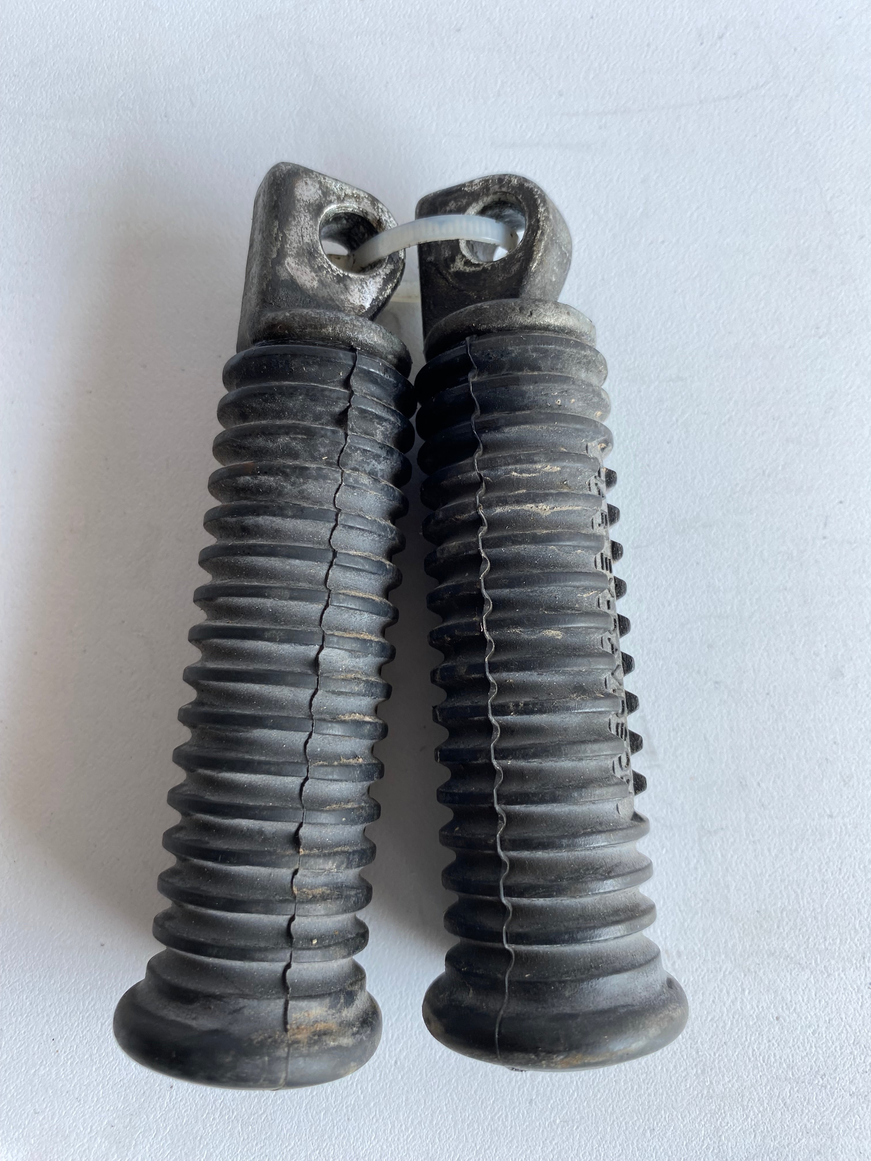 Jeu de cales pieds passager Harley Davidson REF OEM 33048-72