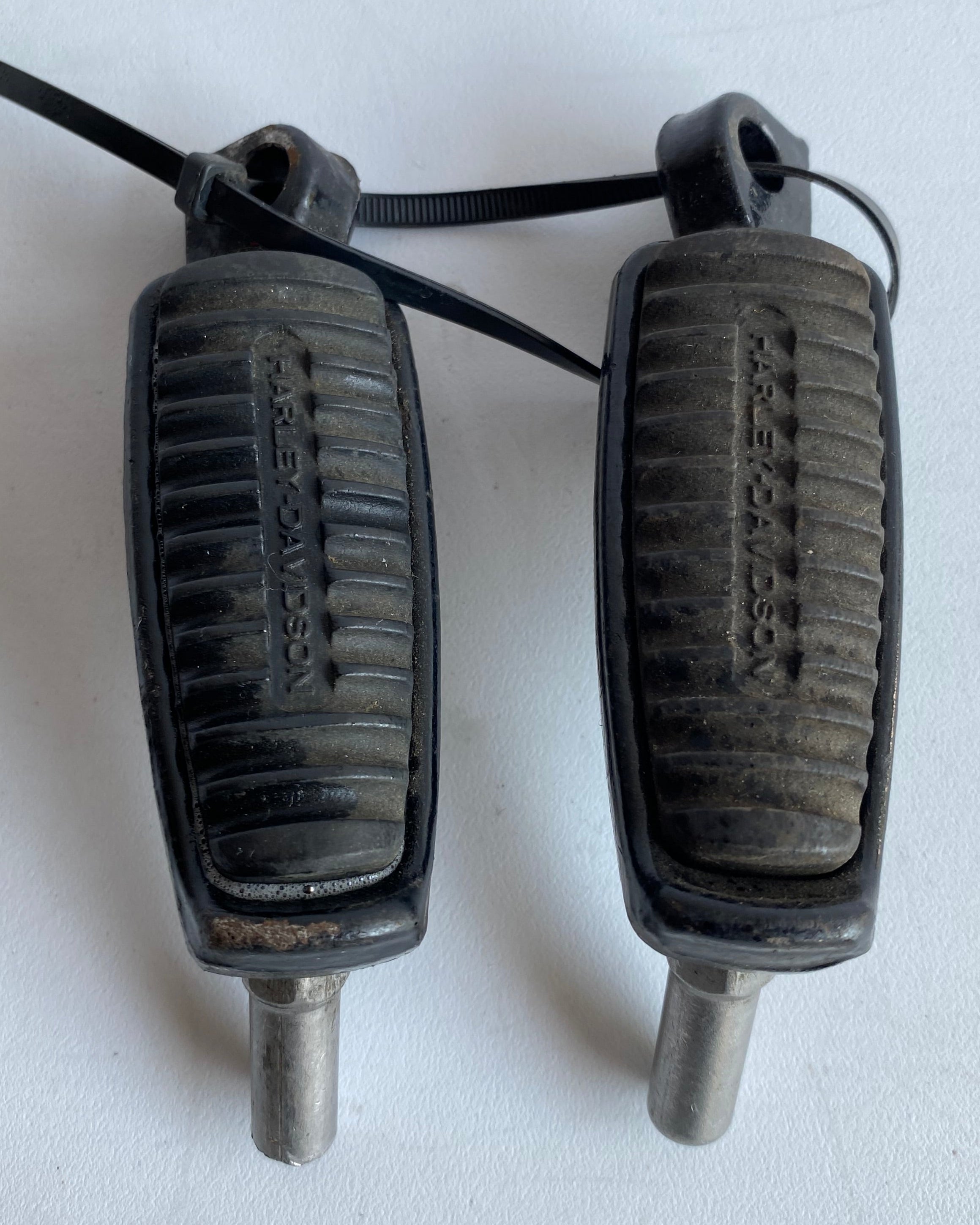 Jeu de cales pieds Sportster, VROD Harley Davidson REF OEM 33134-07CAZ & 33135-07CAZ