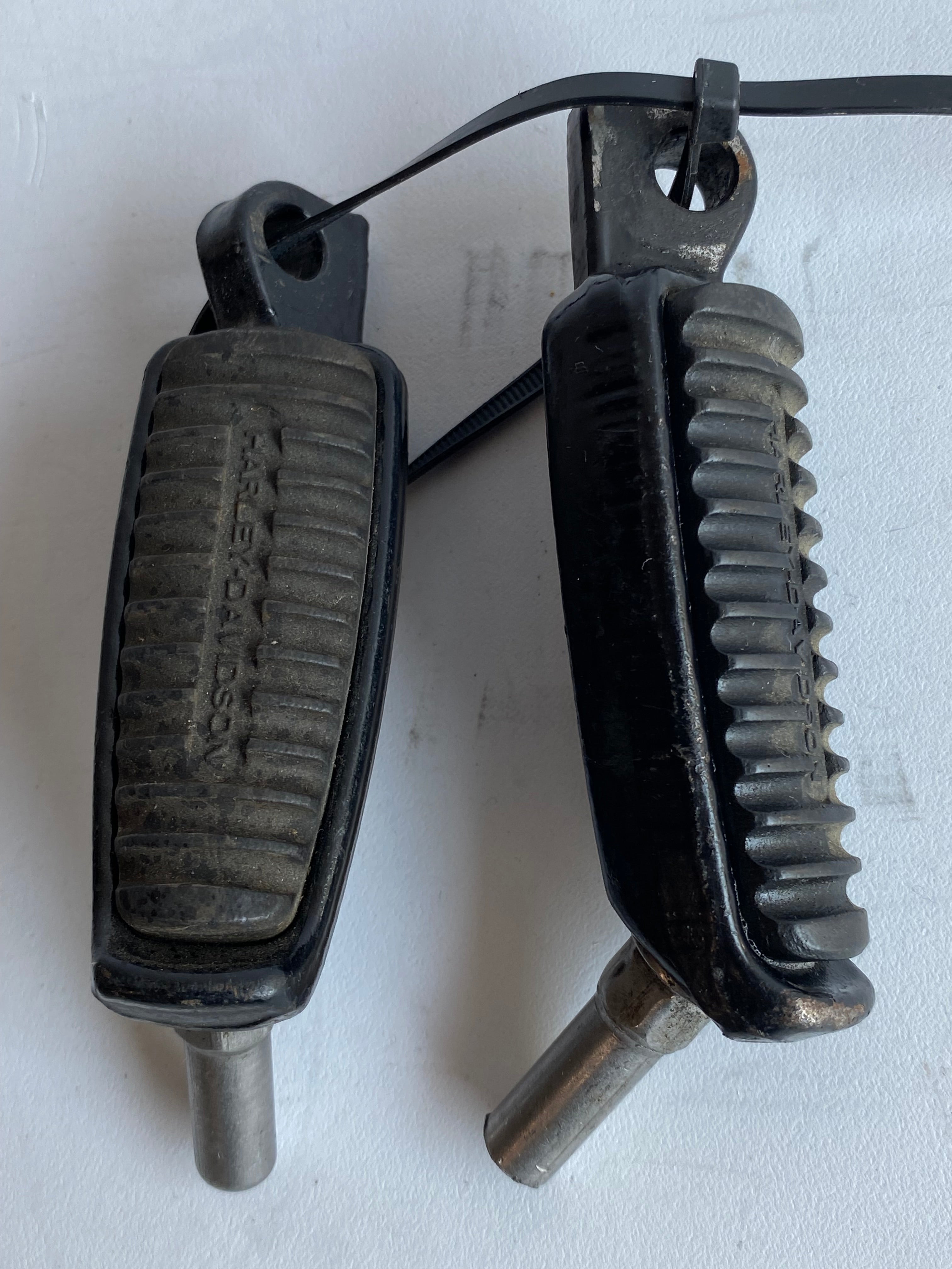 Jeu de cales pieds Sportster, VROD Harley Davidson REF OEM 33134-07CAZ & 33135-07CAZ