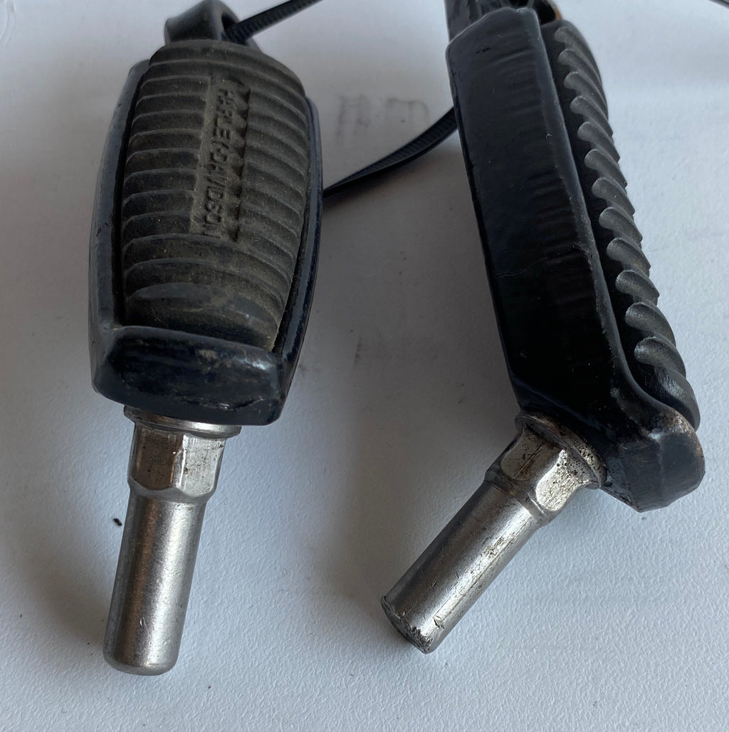 Jeu de cales pieds Sportster, VROD Harley Davidson REF OEM 33134-07CAZ & 33135-07CAZ