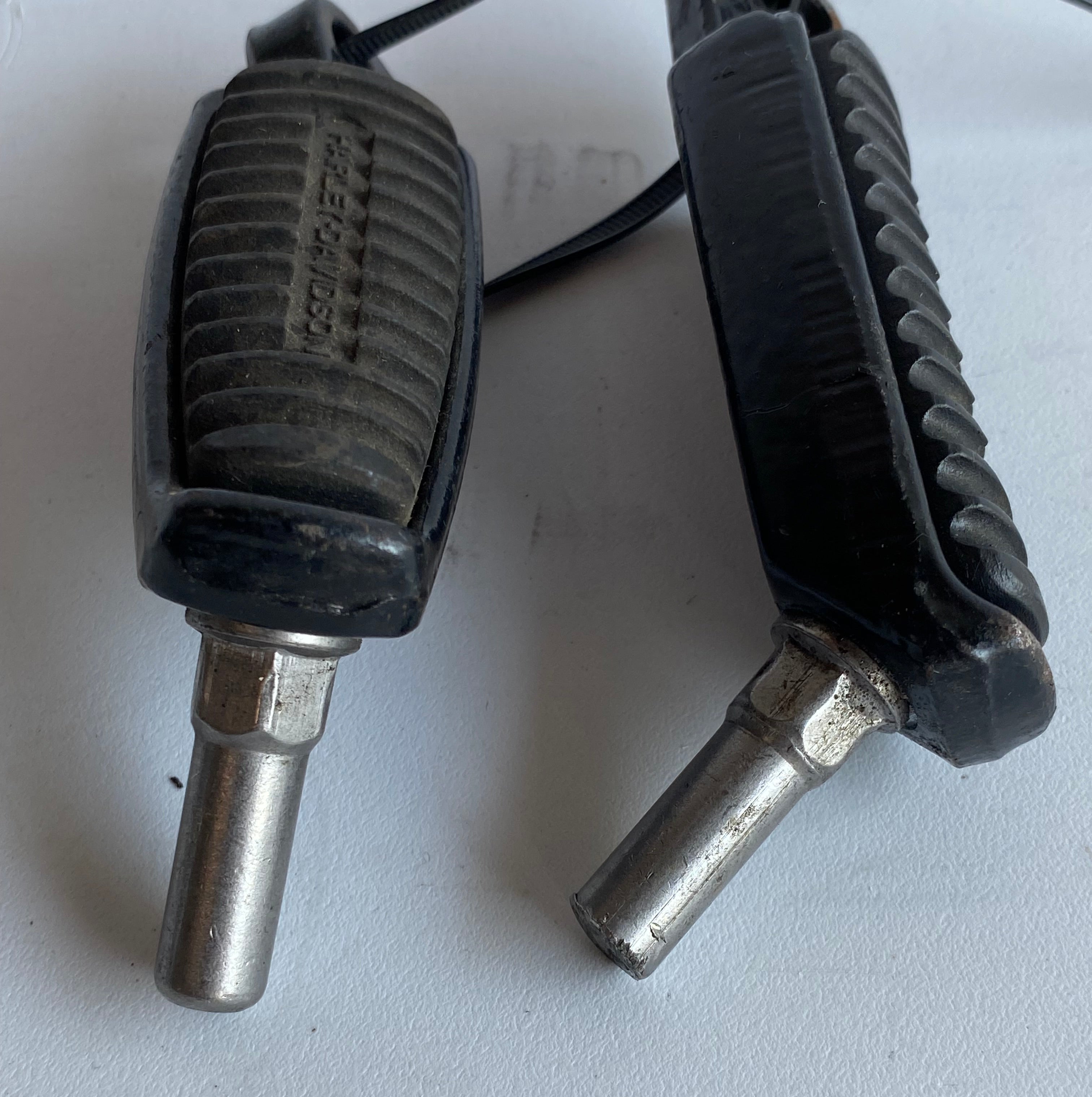 Jeu de cales pieds Sportster, VROD Harley Davidson REF OEM 33134-07CAZ & 33135-07CAZ