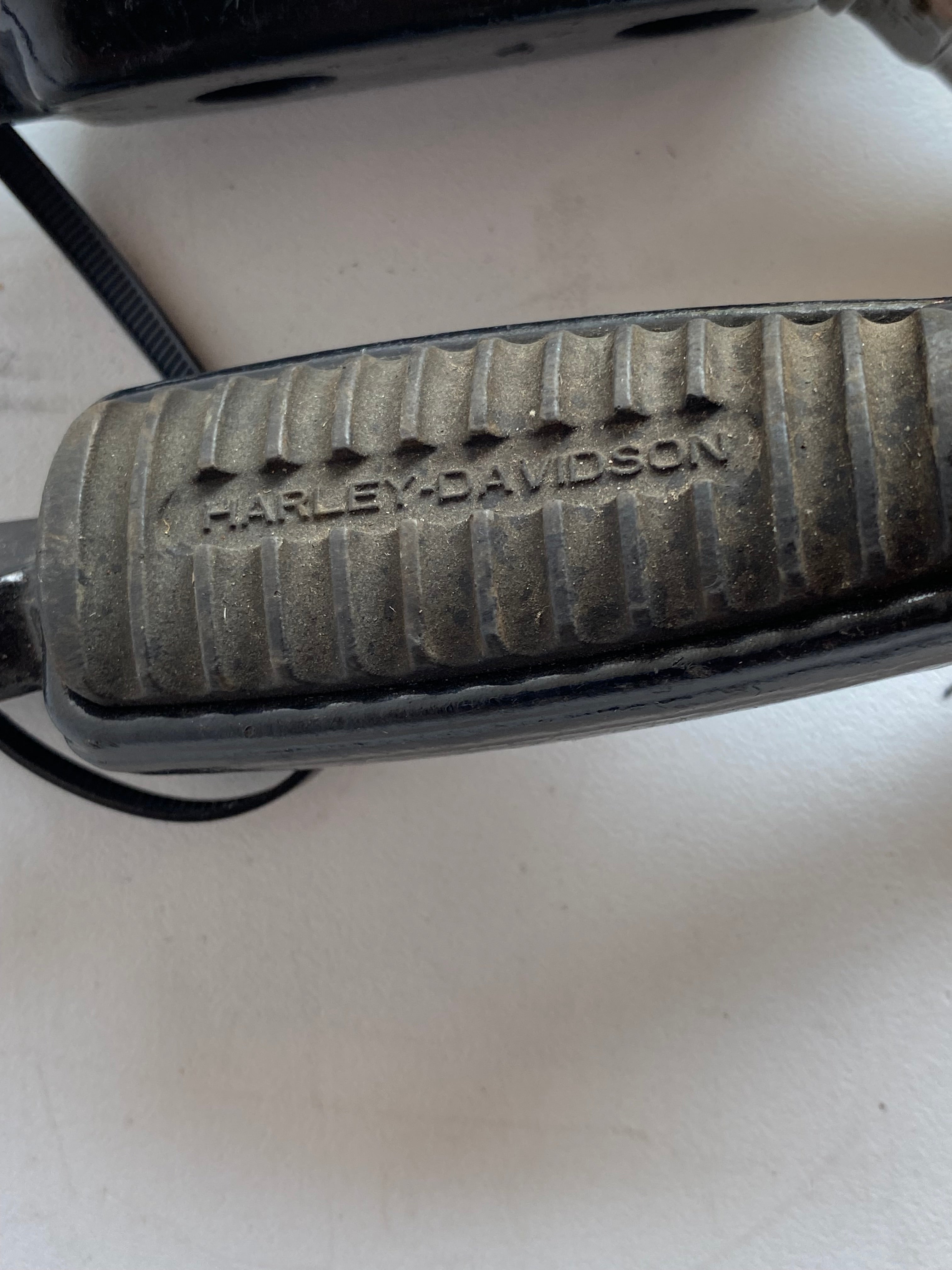 Jeu de cales pieds Sportster, VROD Harley Davidson REF OEM 33134-07CAZ & 33135-07CAZ