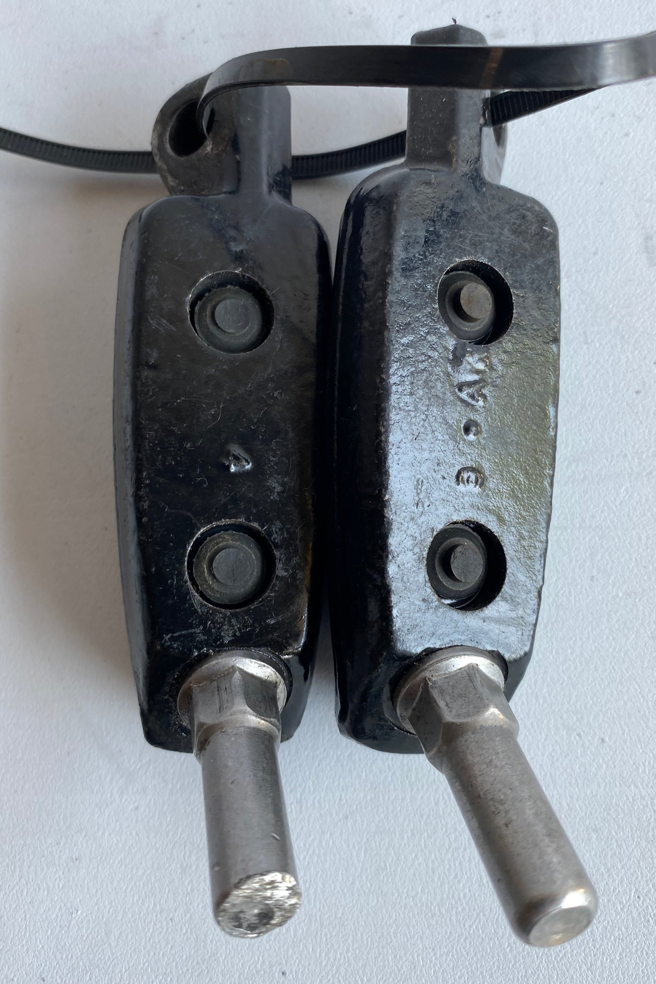 Jeu de cales pieds Sportster, VROD Harley Davidson REF OEM 33134-07CAZ & 33135-07CAZ